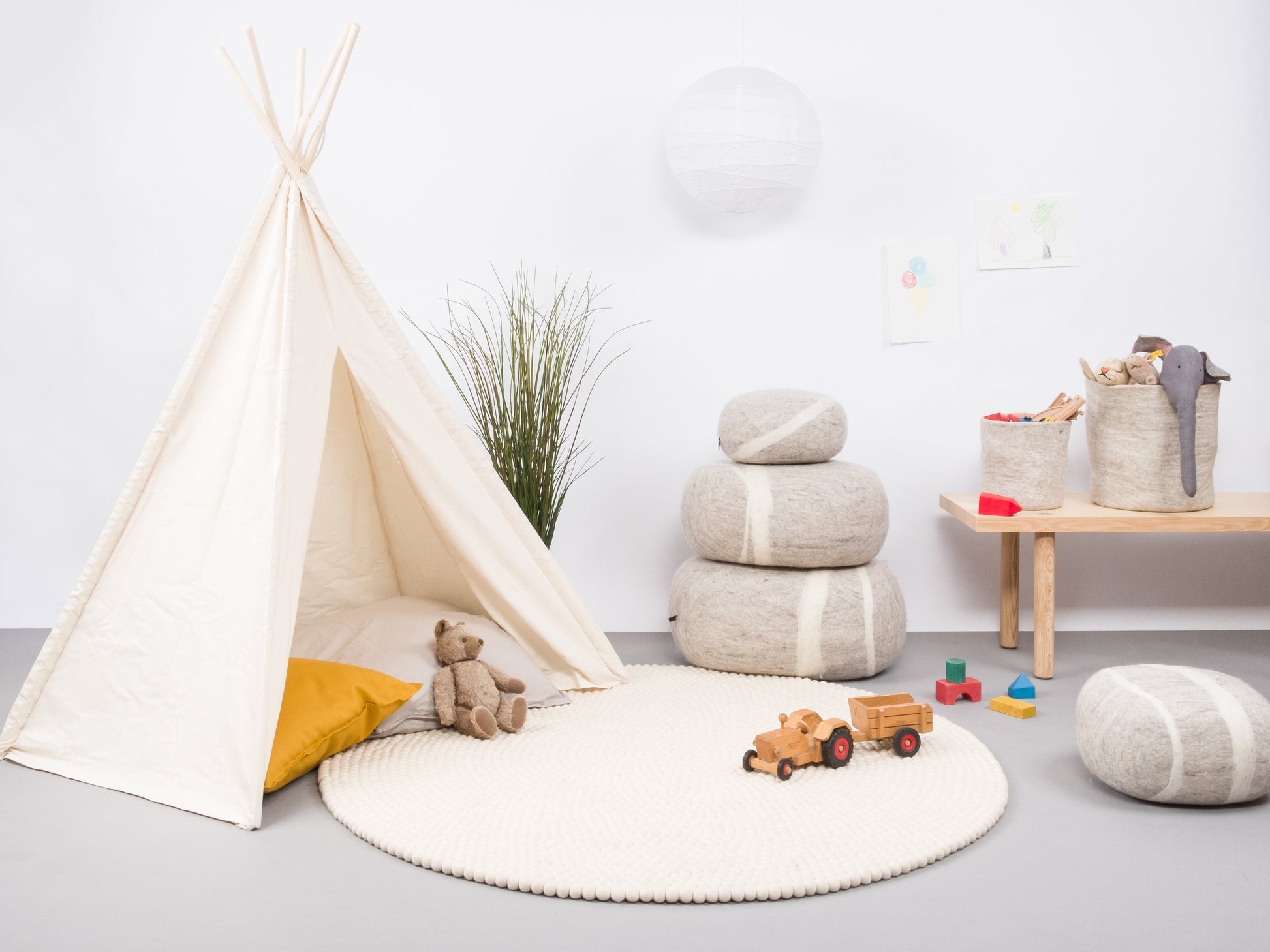 myfelt Linéa Filzkugelteppich Weiß aus Schurwolle – Bild 5