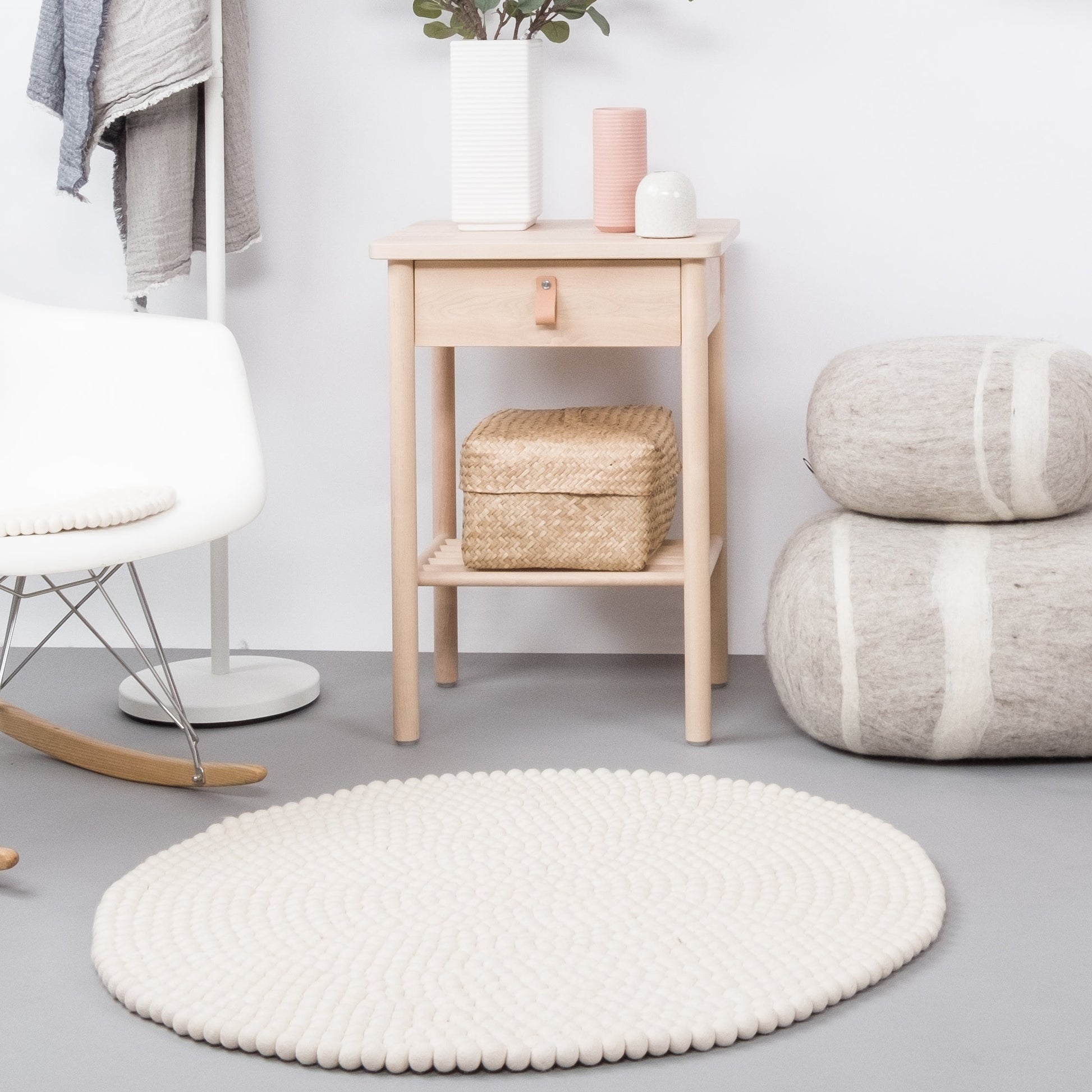 myfelt Linéa Filzkugelteppich Weiß aus Schurwolle – Bild 6