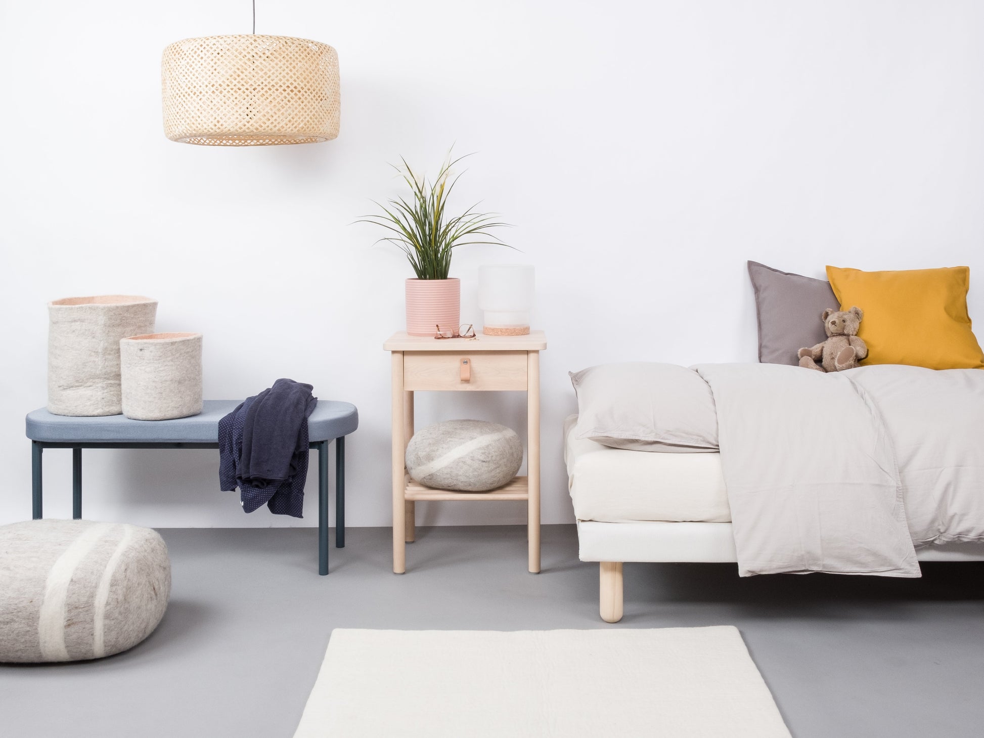 myfelt Linéa Filzkugelteppich Weiß aus Schurwolle – Bild 4