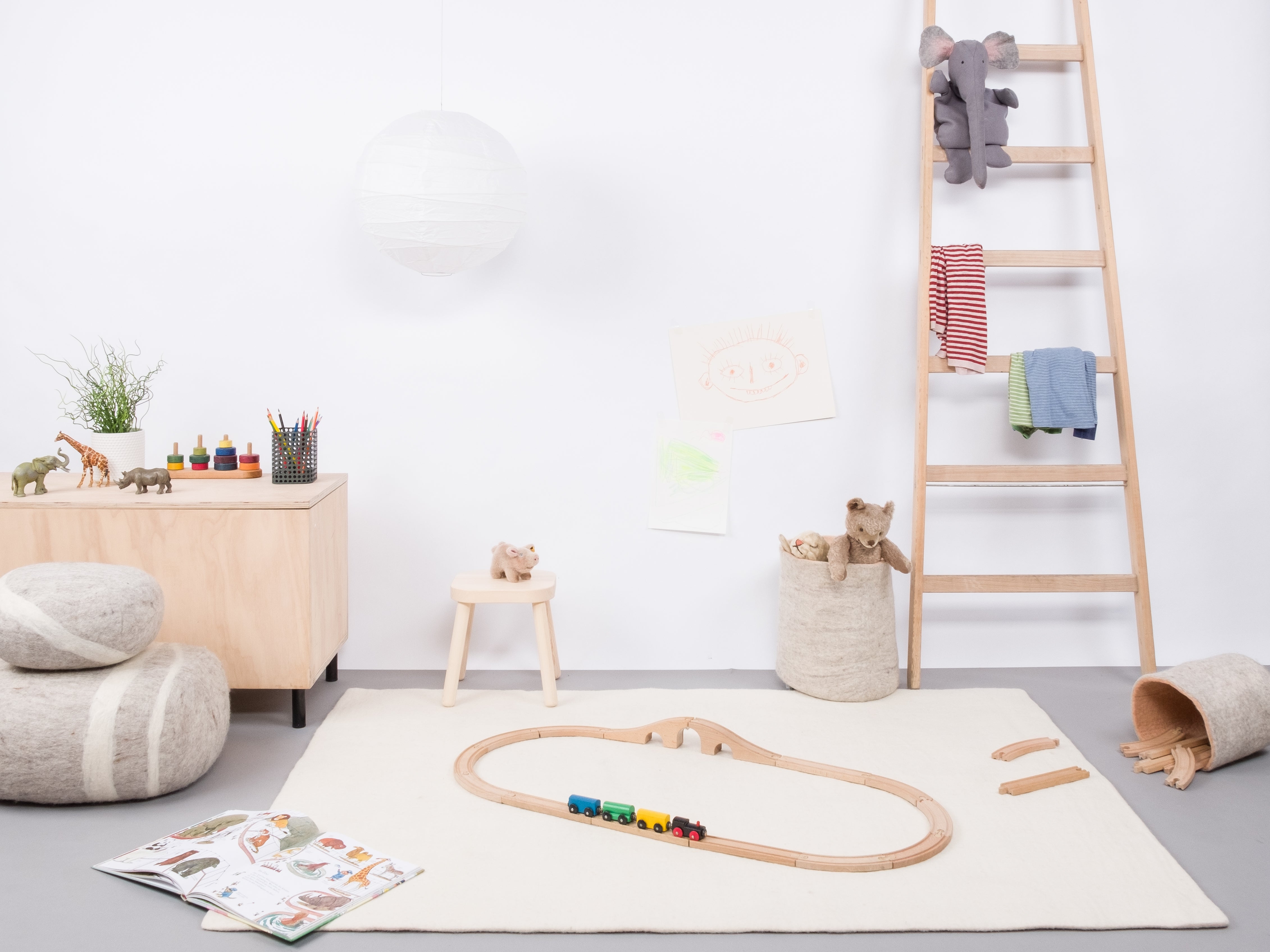 myfelt Linéa Filzkugelteppich Weiß aus Schurwolle – Bild 5