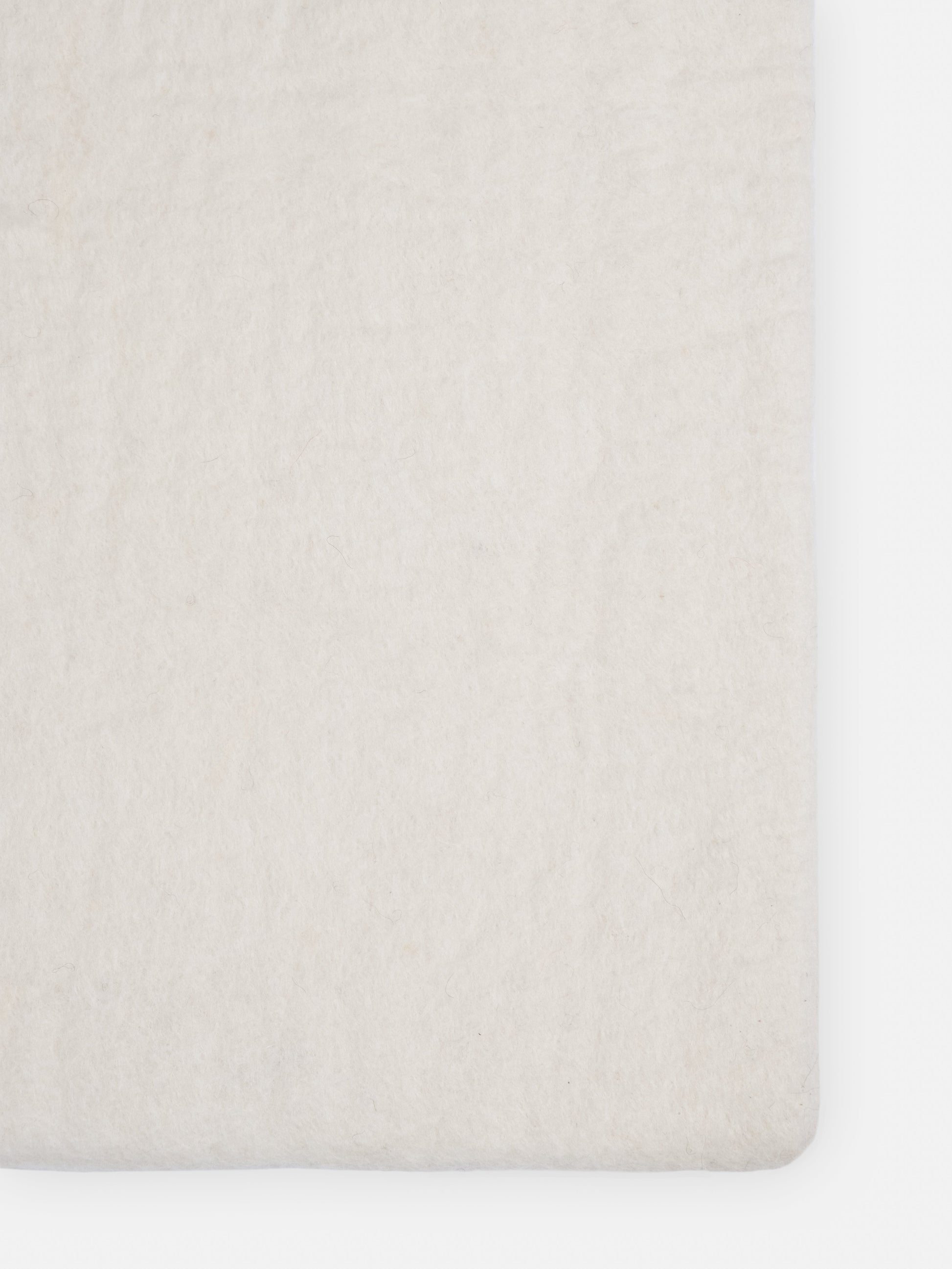 myfelt Linéa Filzkugelteppich Weiß aus Schurwolle – Bild 8
