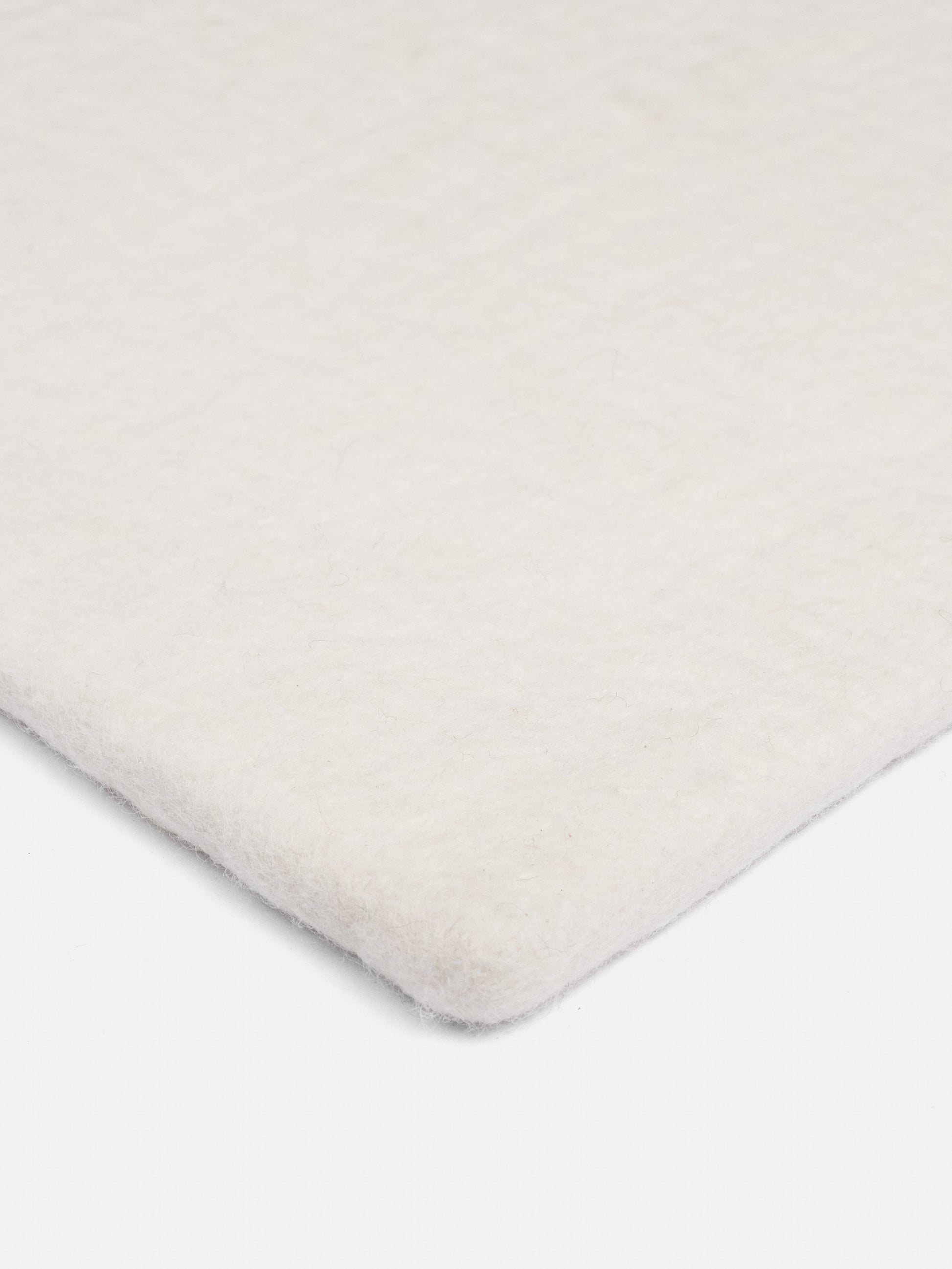 myfelt Linéa Filzkugelteppich Weiß aus Schurwolle – Bild 9