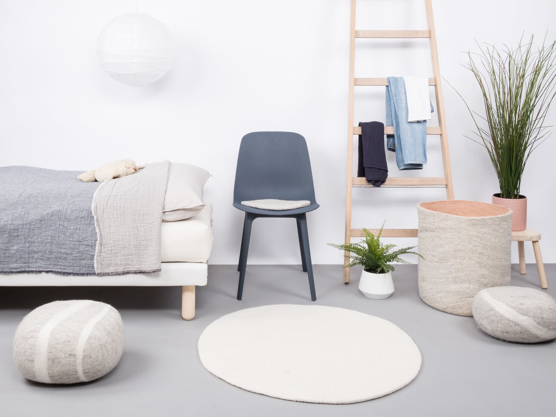 myfelt Linéa Filzkugelteppich Weiß aus Schurwolle – Bild 4