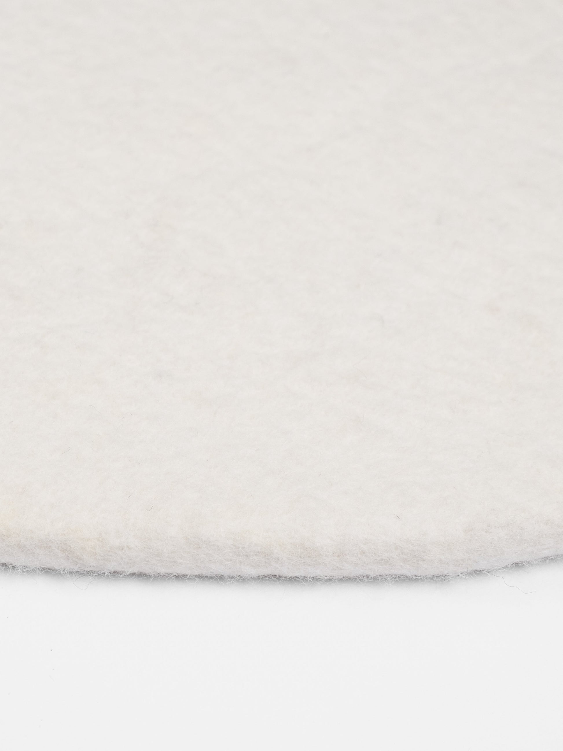myfelt Linéa Filzkugelteppich Weiß aus Schurwolle – Bild 9