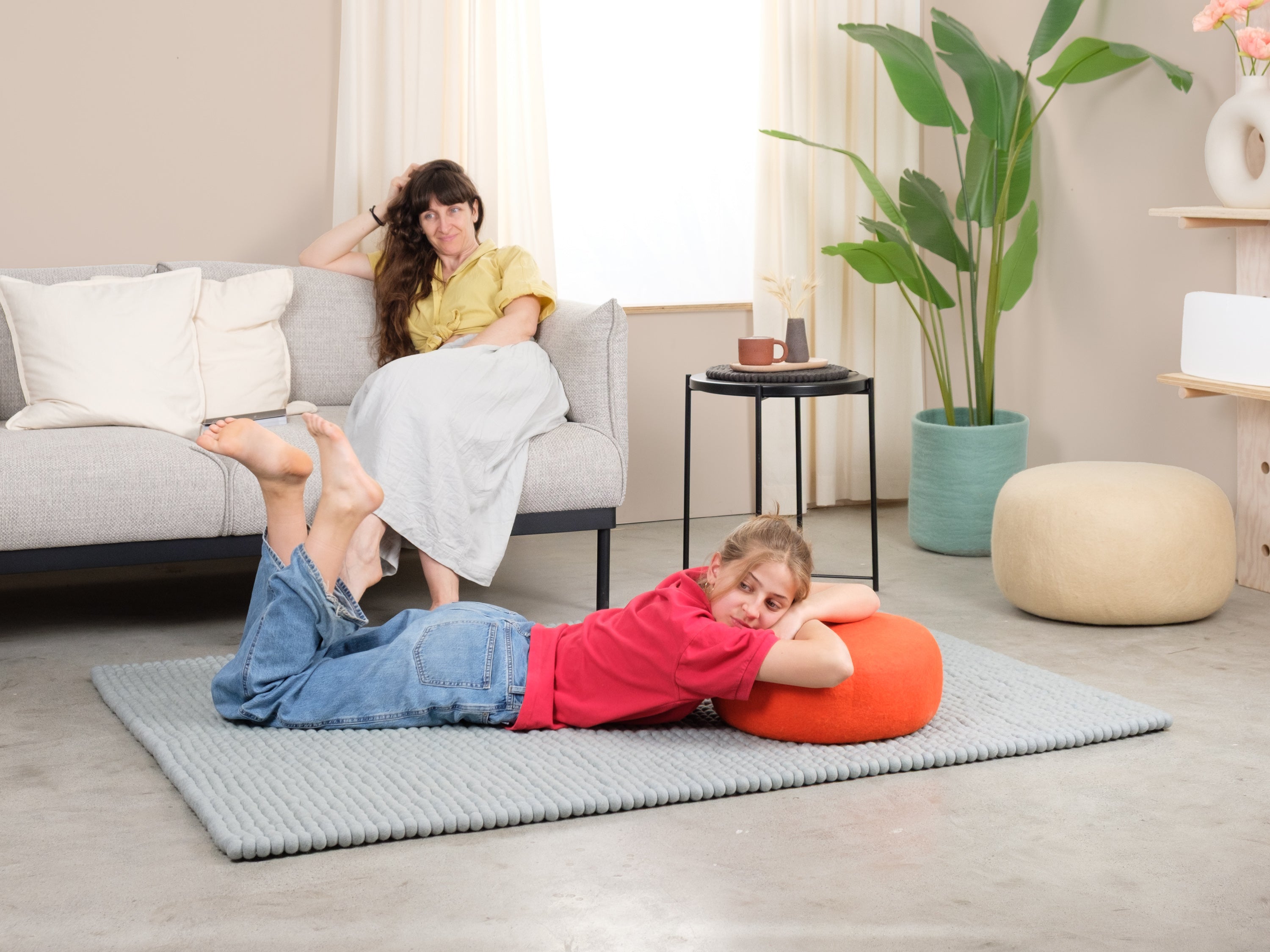 myfelt Liv Filzkugelteppich Blau, Beige, Weiß aus Schurwolle – Bild 5
