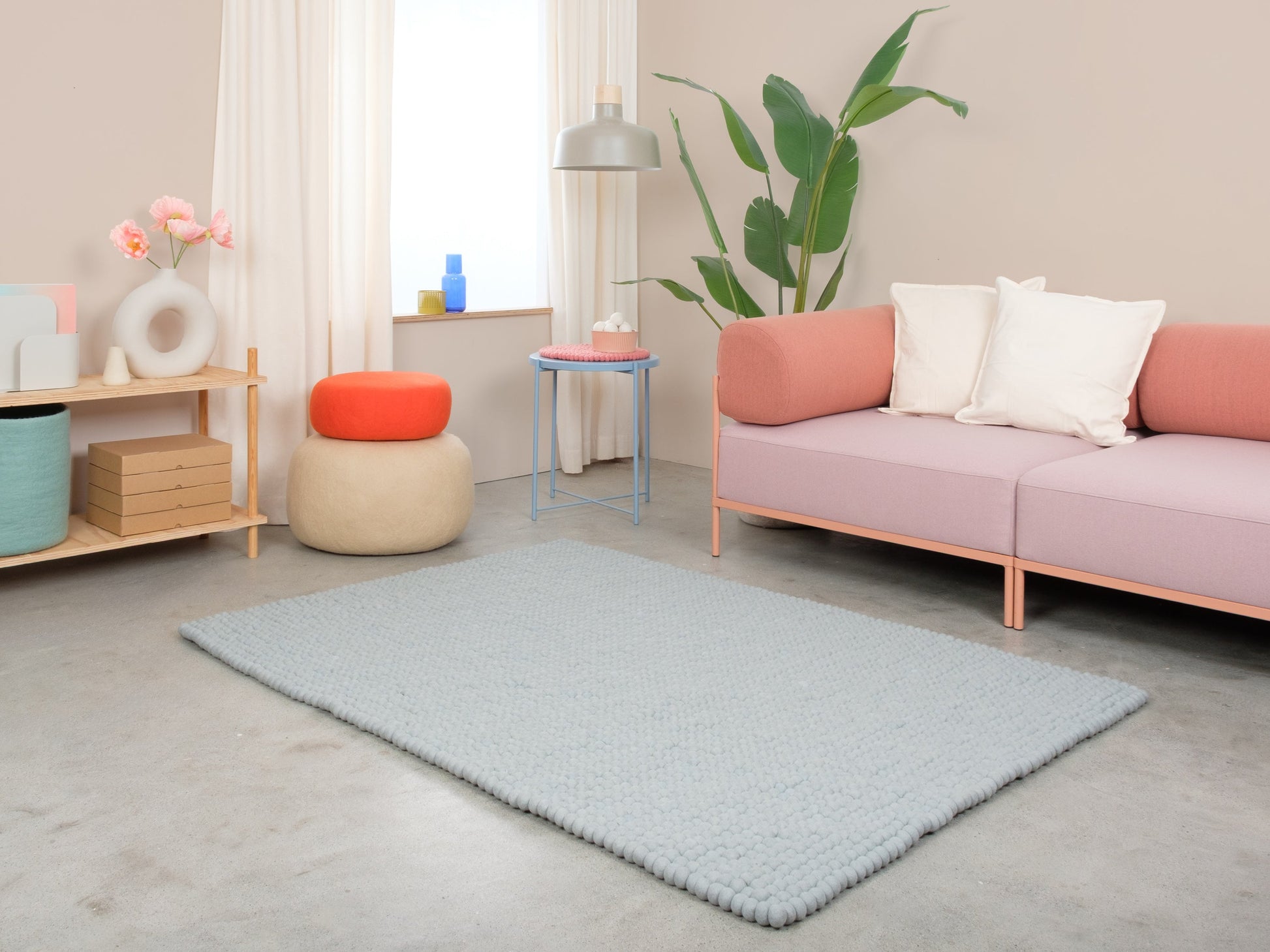 myfelt Liv Filzkugelteppich Blau, Beige, Weiß aus Schurwolle – Bild 2