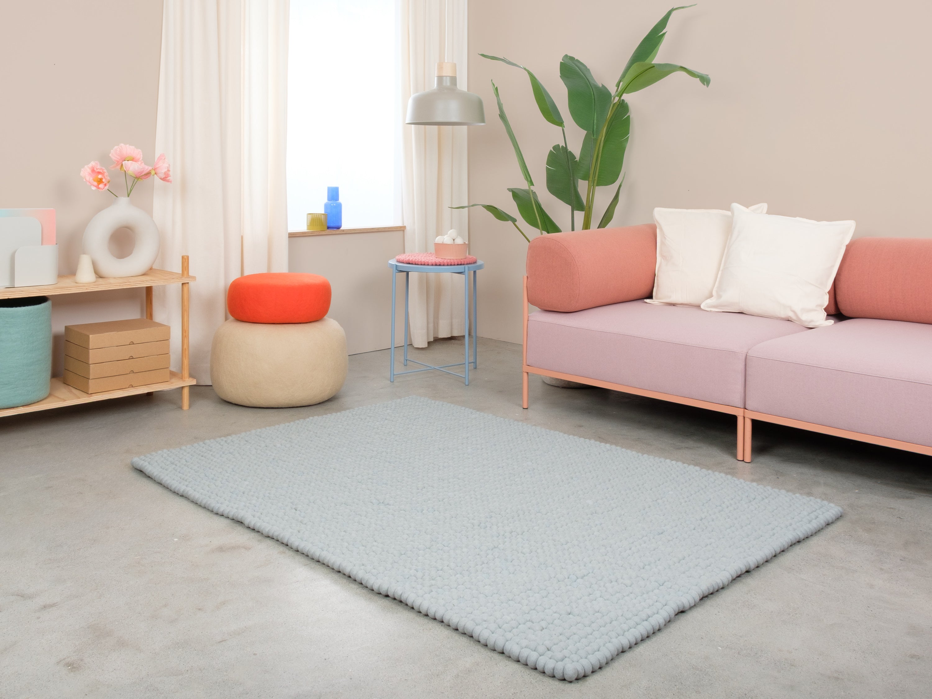 myfelt Liv Filzkugelteppich Blau, Beige, Weiß aus Schurwolle – Bild 2