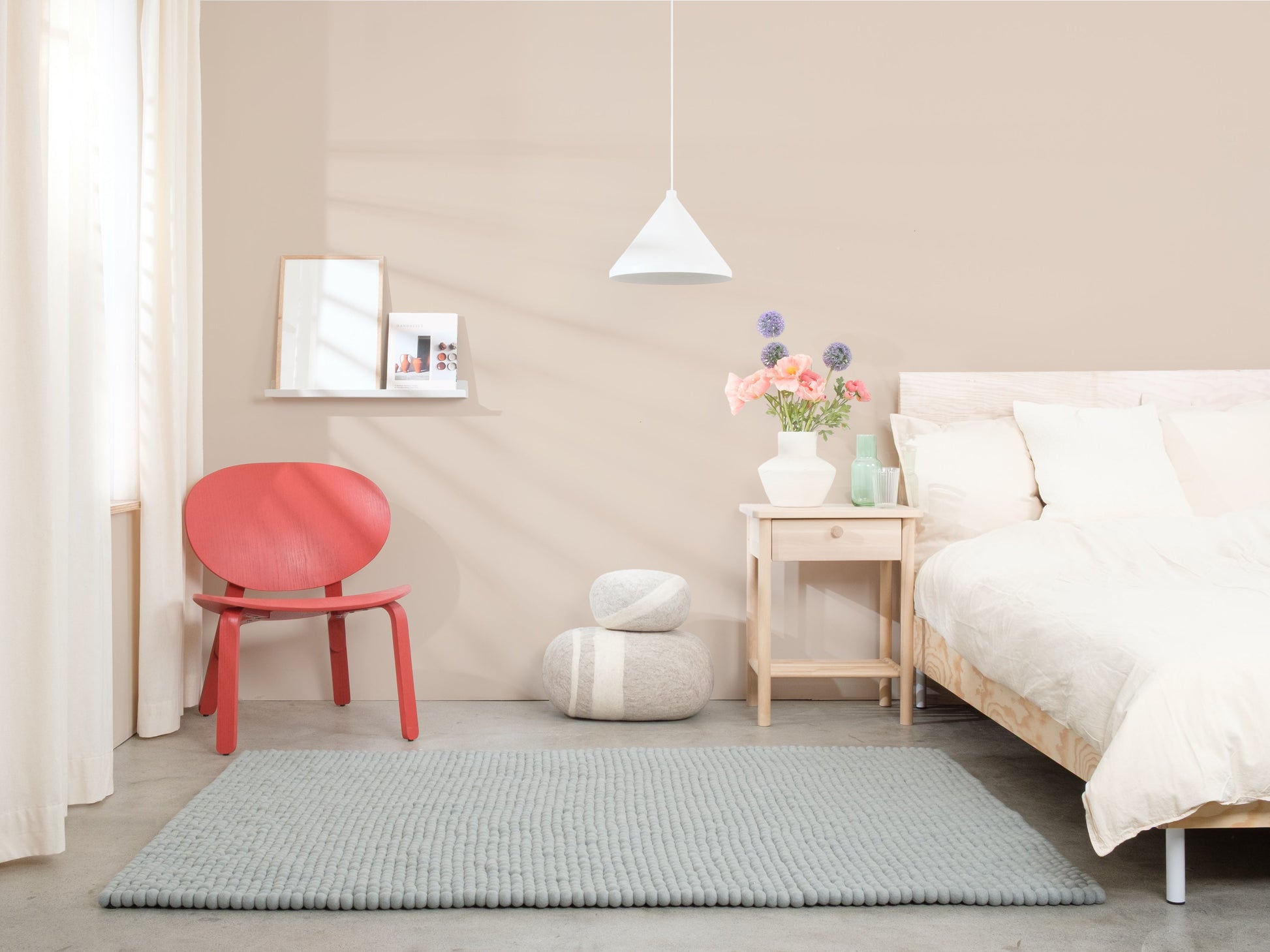 myfelt Liv Filzkugelteppich Blau, Beige, Weiß aus Schurwolle – Bild 3