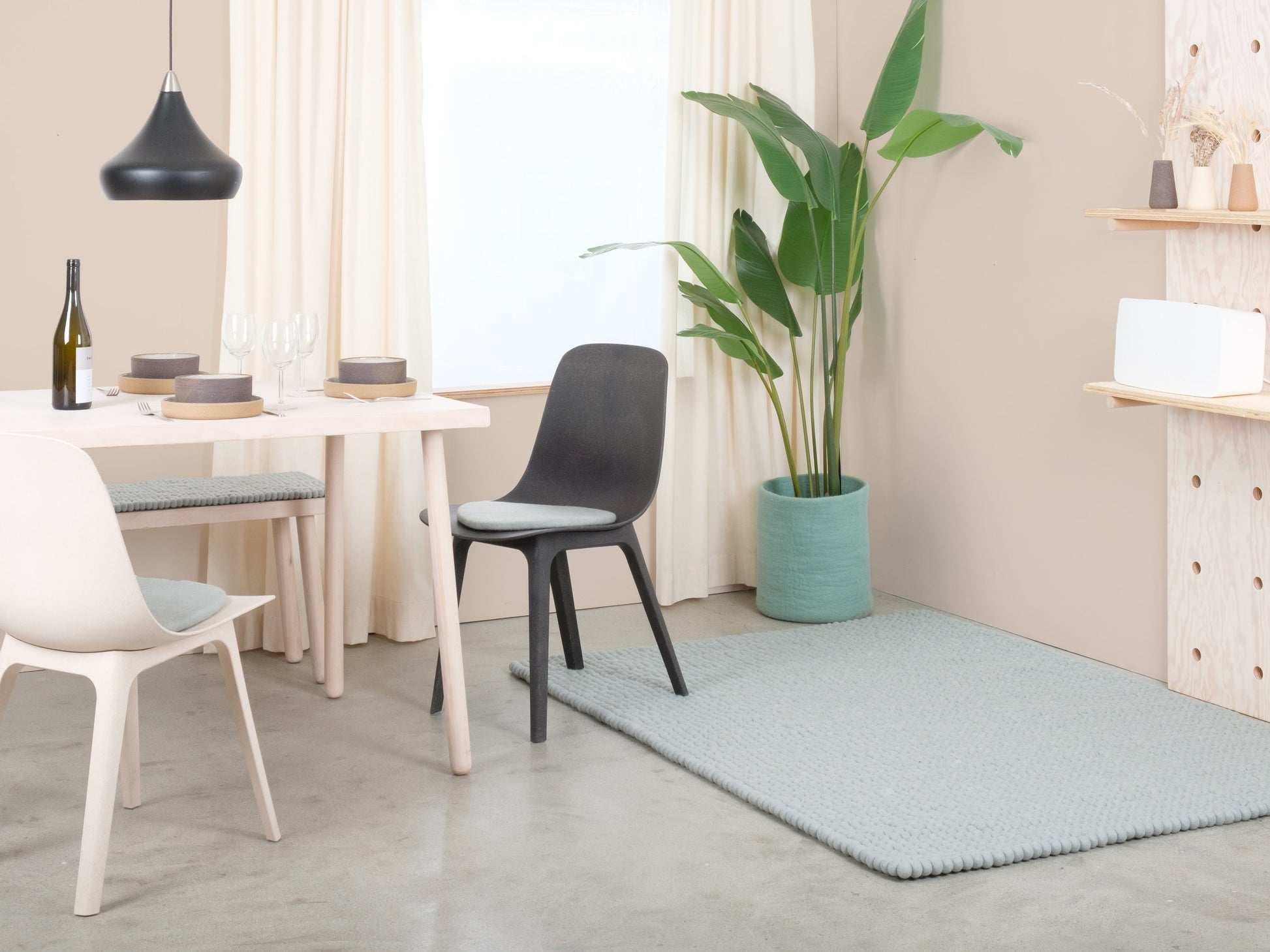 myfelt Liv Filzkugelteppich Blau, Beige, Weiß aus Schurwolle – Bild 4