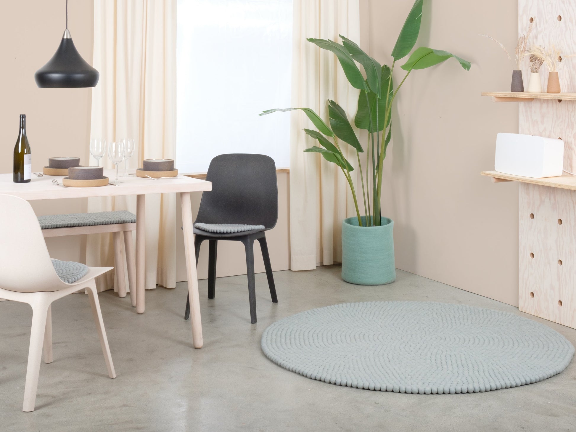myfelt Liv Filzkugelteppich Blau, Beige, Weiß aus Schurwolle – Bild 6