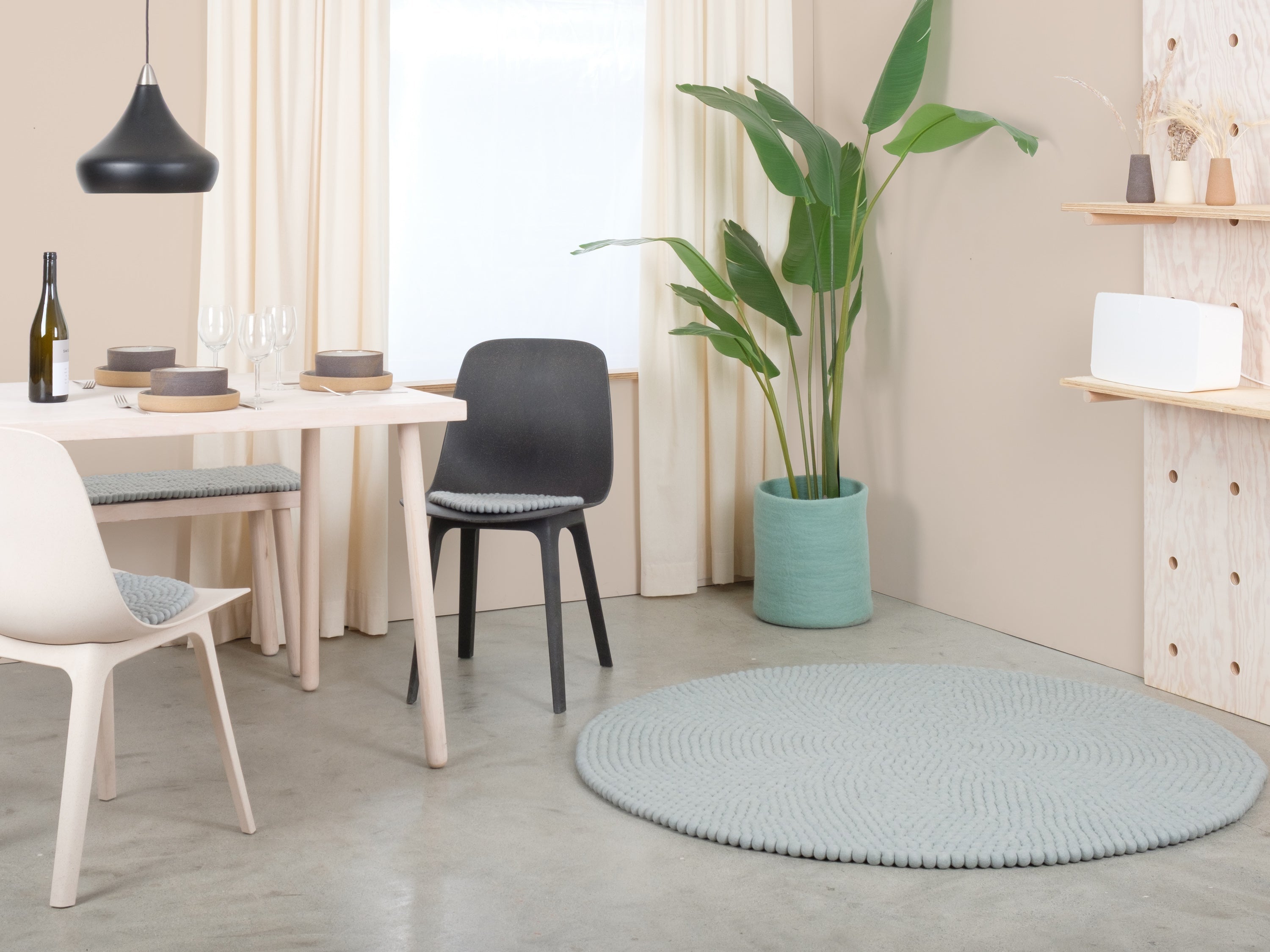 myfelt Liv Filzkugelteppich Blau, Beige, Weiß aus Schurwolle – Bild 6