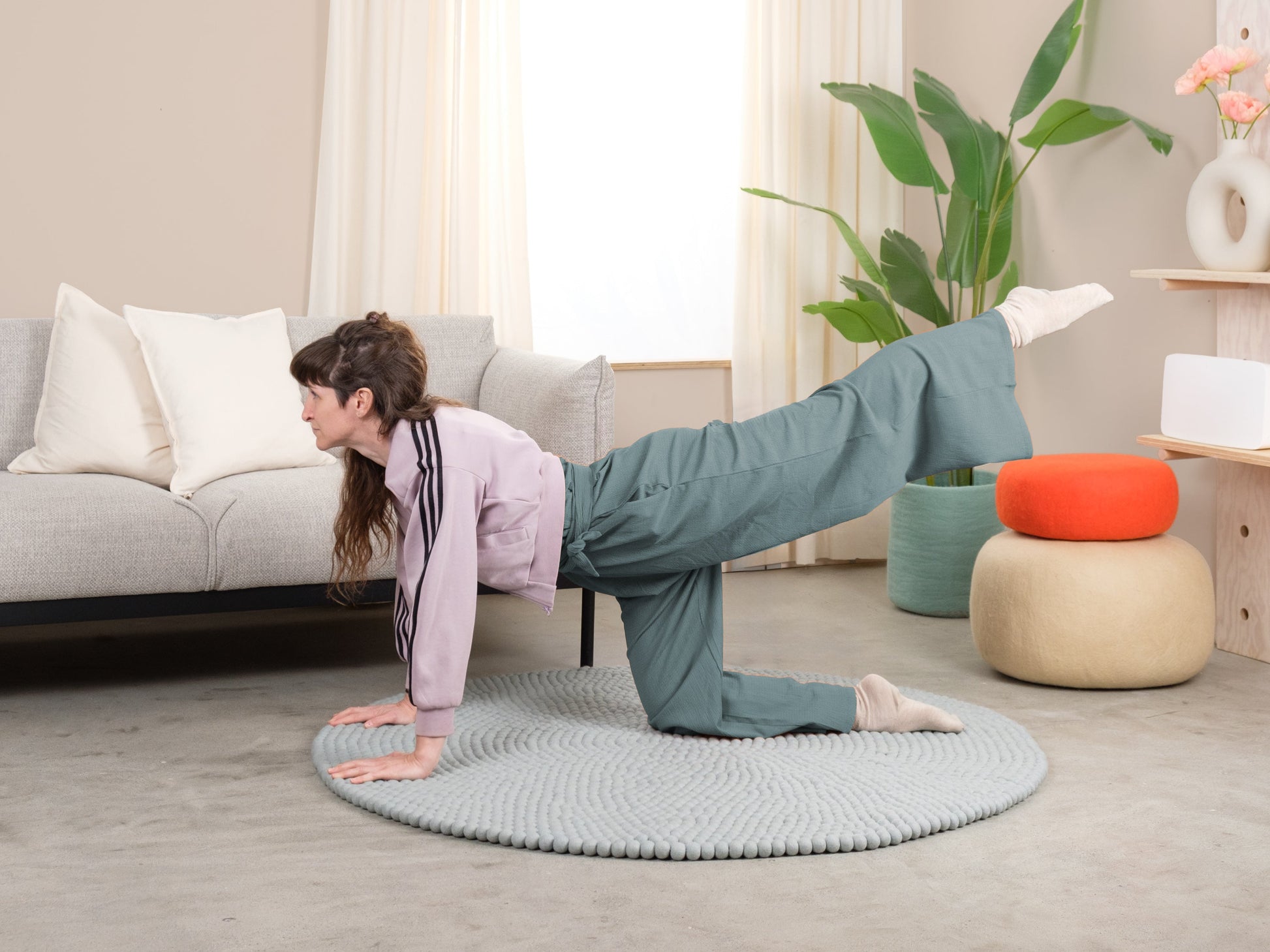 myfelt Liv Filzkugelteppich Blau, Beige, Weiß aus Schurwolle – Bild 2