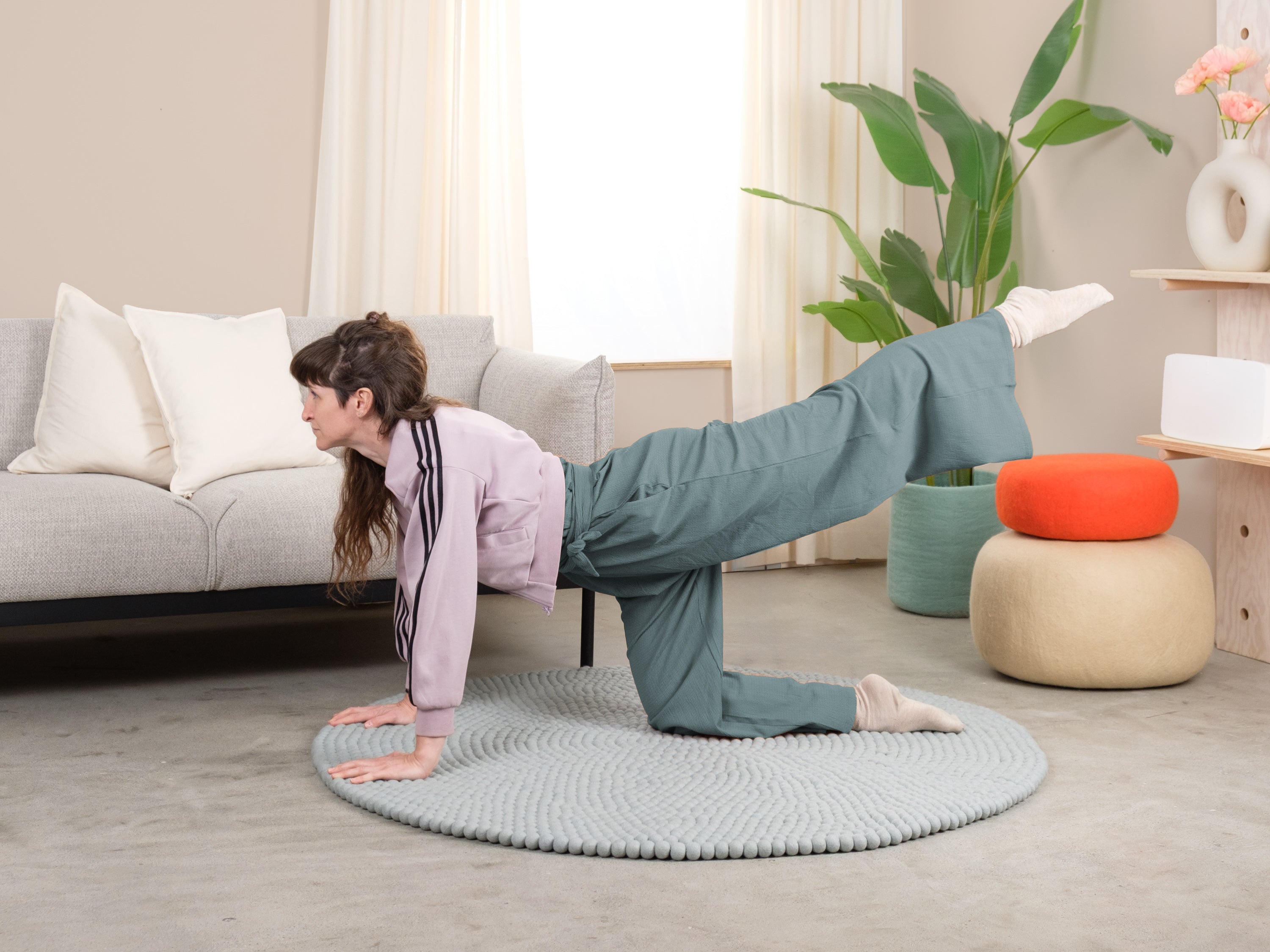 myfelt Liv Filzkugelteppich Blau, Beige, Weiß aus Schurwolle – Bild 2