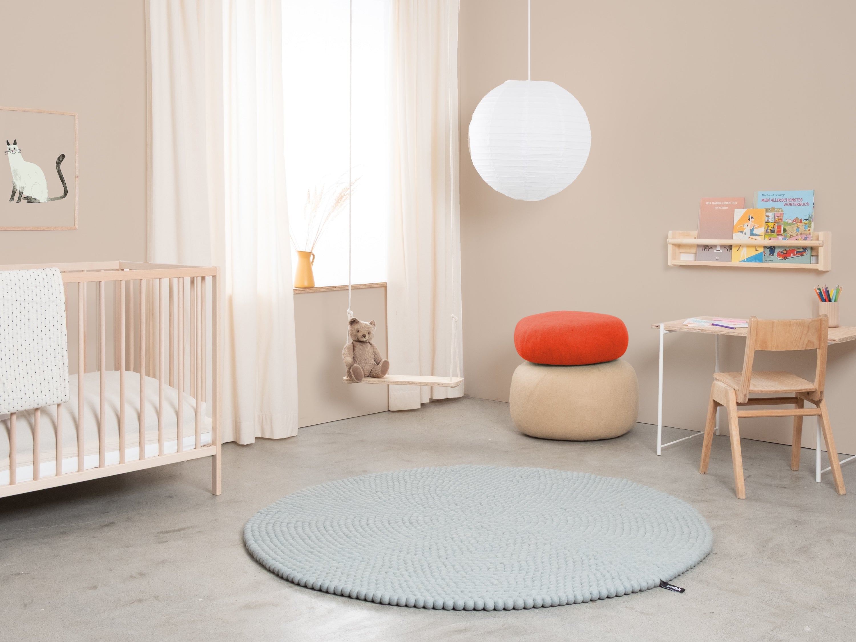 myfelt Liv Filzkugelteppich Blau, Beige, Weiß aus Schurwolle – Bild 3