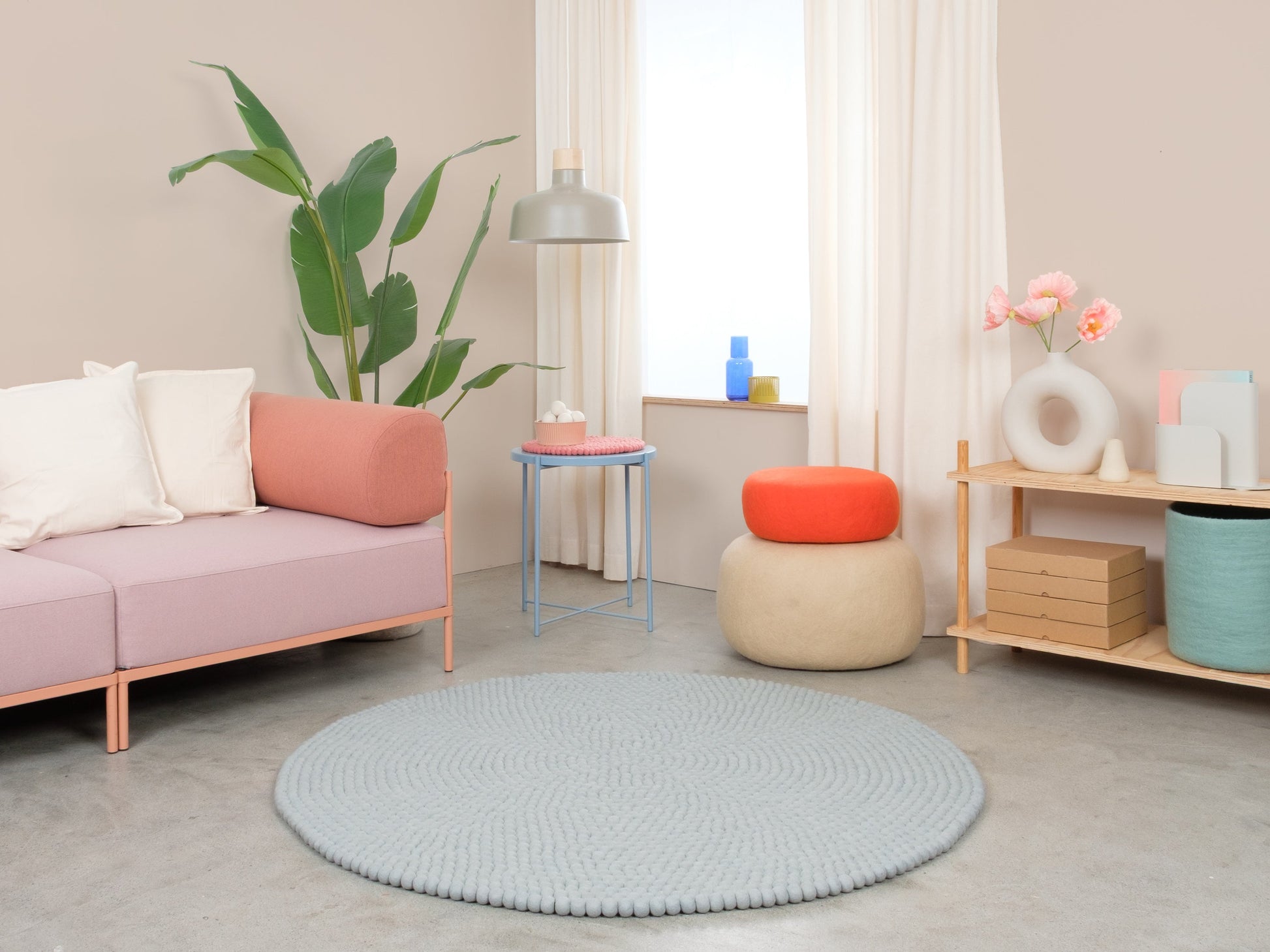 myfelt Liv Filzkugelteppich Blau, Beige, Weiß aus Schurwolle – Bild 4