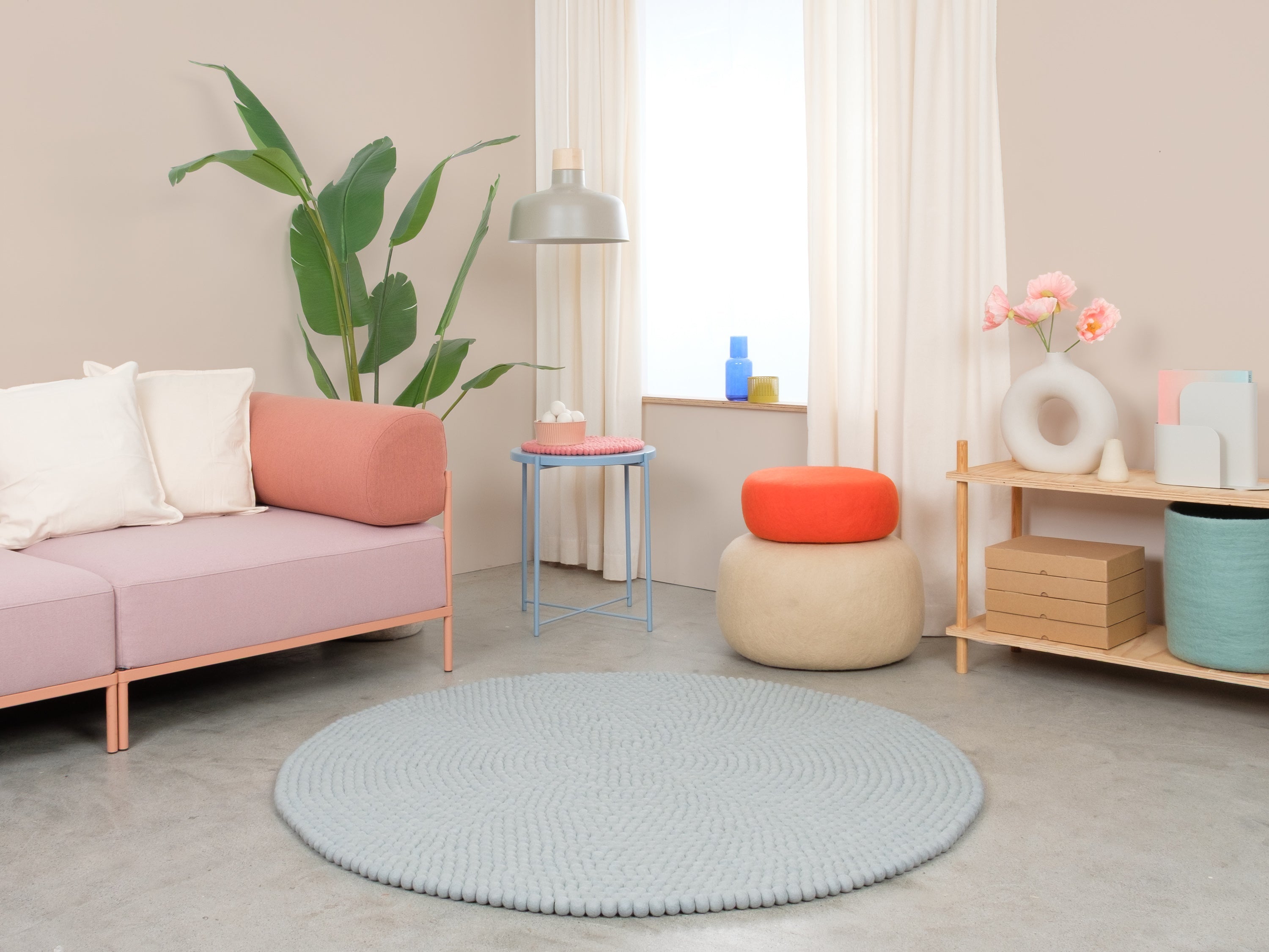 myfelt Liv Filzkugelteppich Blau, Beige, Weiß aus Schurwolle – Bild 4