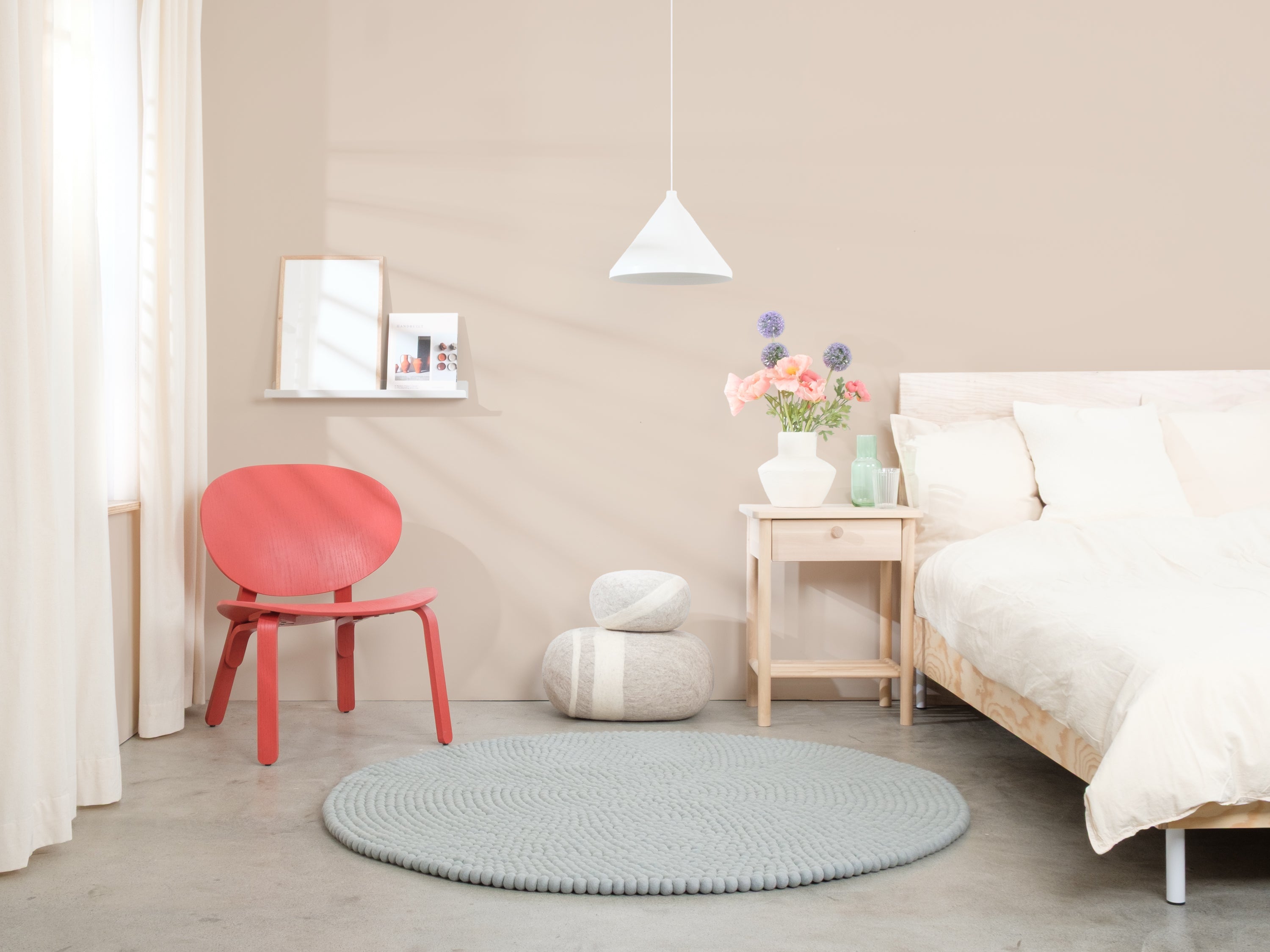 myfelt Liv Filzkugelteppich Blau, Beige, Weiß aus Schurwolle – Bild 5