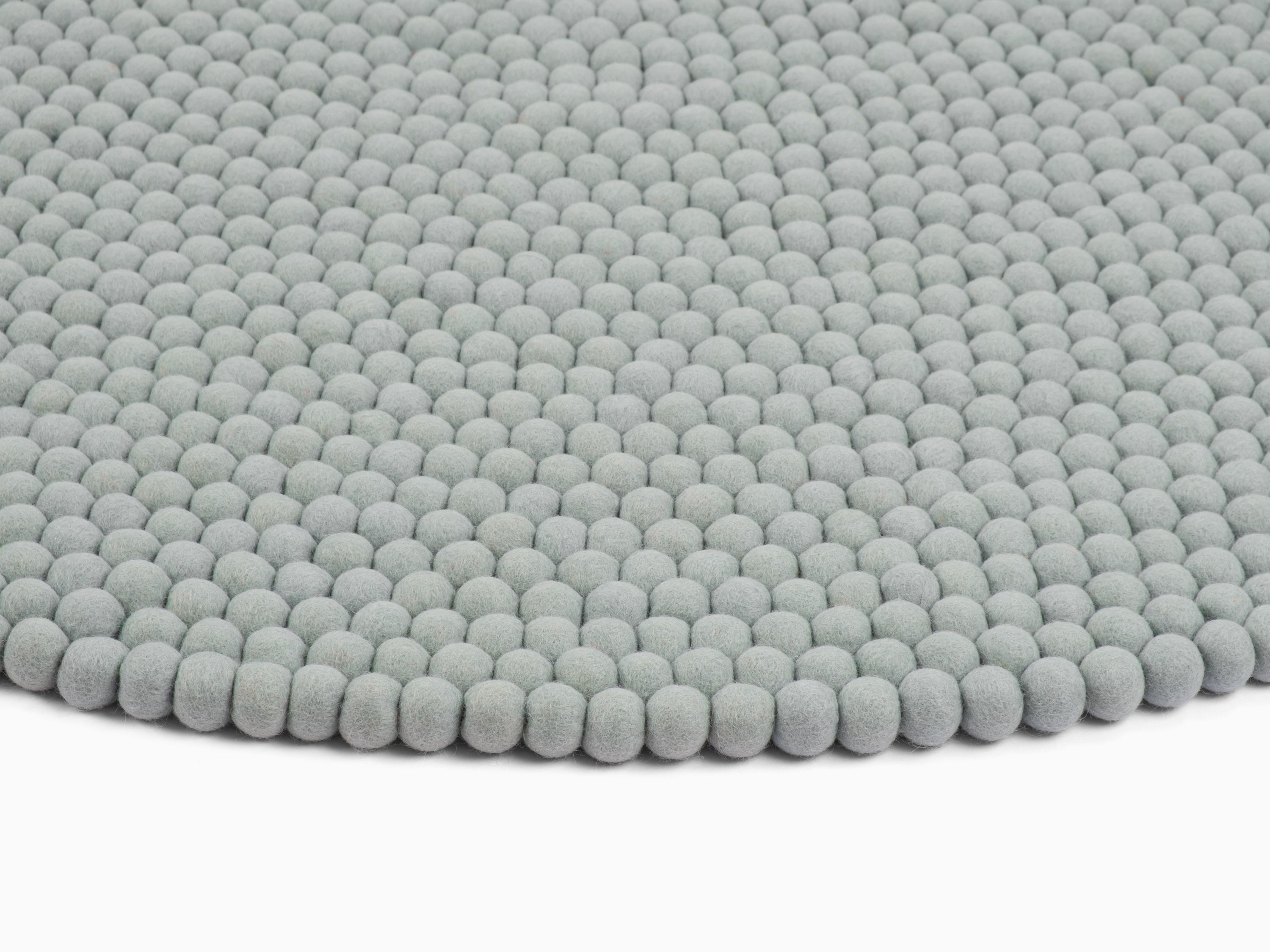 myfelt Liv Filzkugelteppich Blau, Beige, Weiß aus Schurwolle – Bild 8