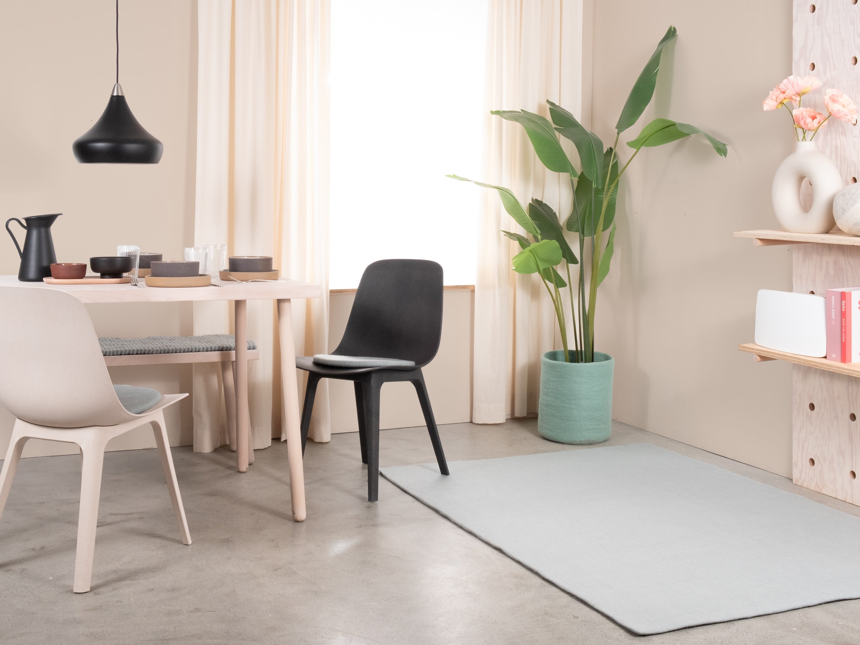 myfelt Liv Filzkugelteppich Blau, Beige, Weiß aus Schurwolle – Bild 2