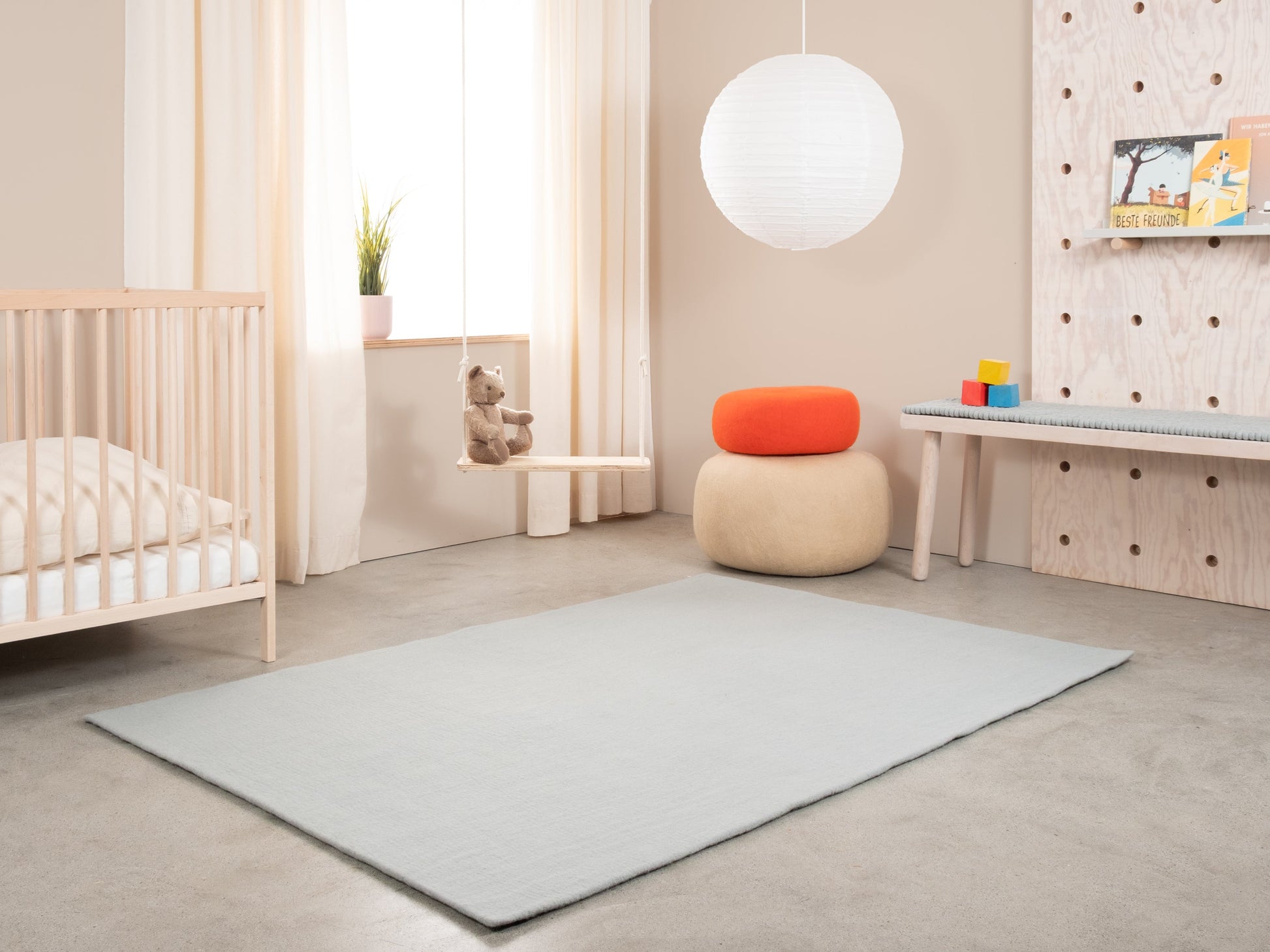 myfelt Liv Filzkugelteppich Blau, Beige, Weiß aus Schurwolle – Bild 3