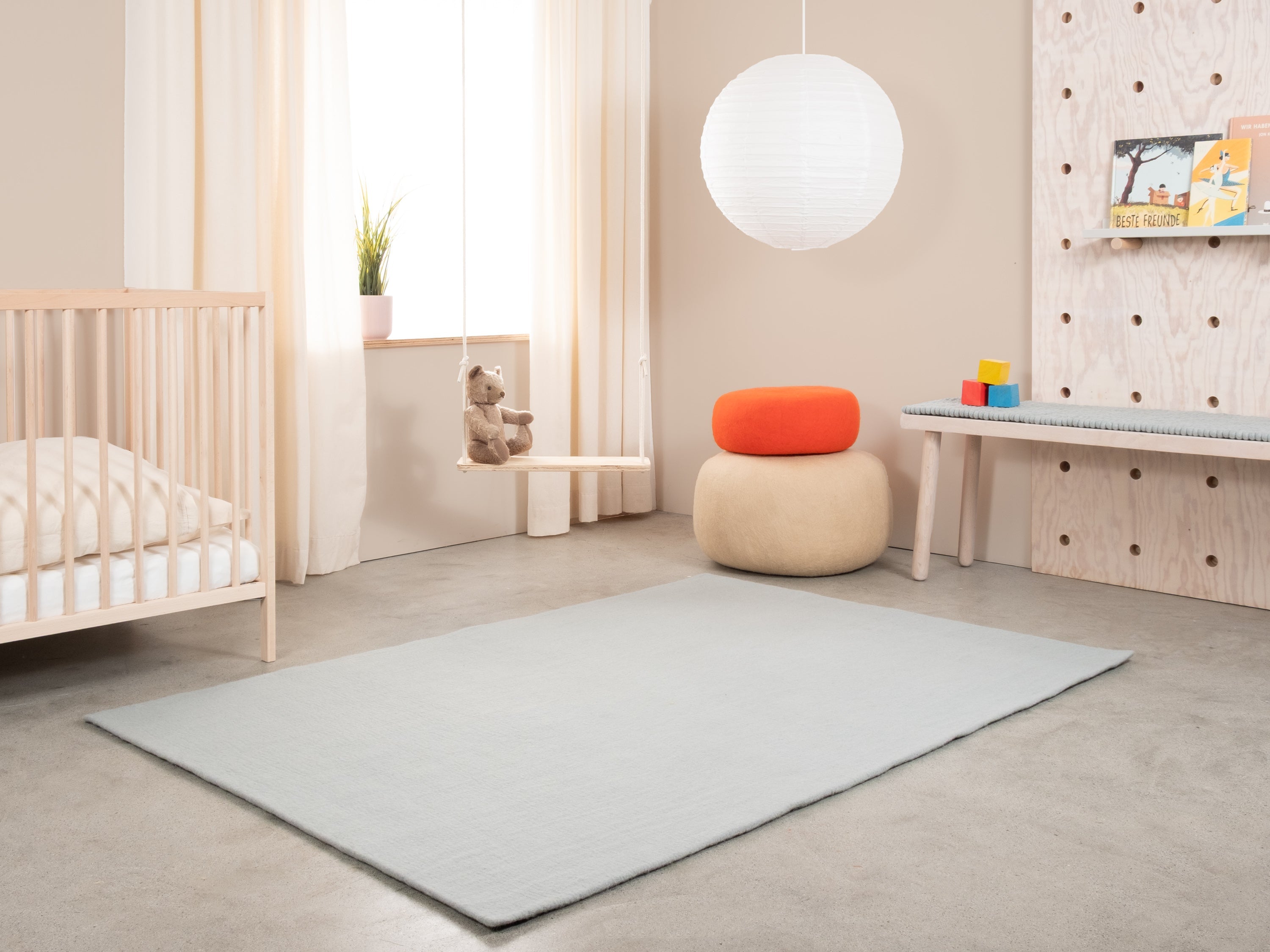 myfelt Liv Filzkugelteppich Blau, Beige, Weiß aus Schurwolle – Bild 3