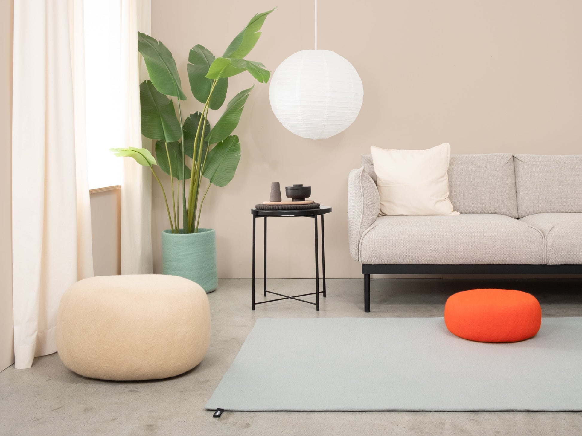 myfelt Liv Filzkugelteppich Blau, Beige, Weiß aus Schurwolle – Bild 4