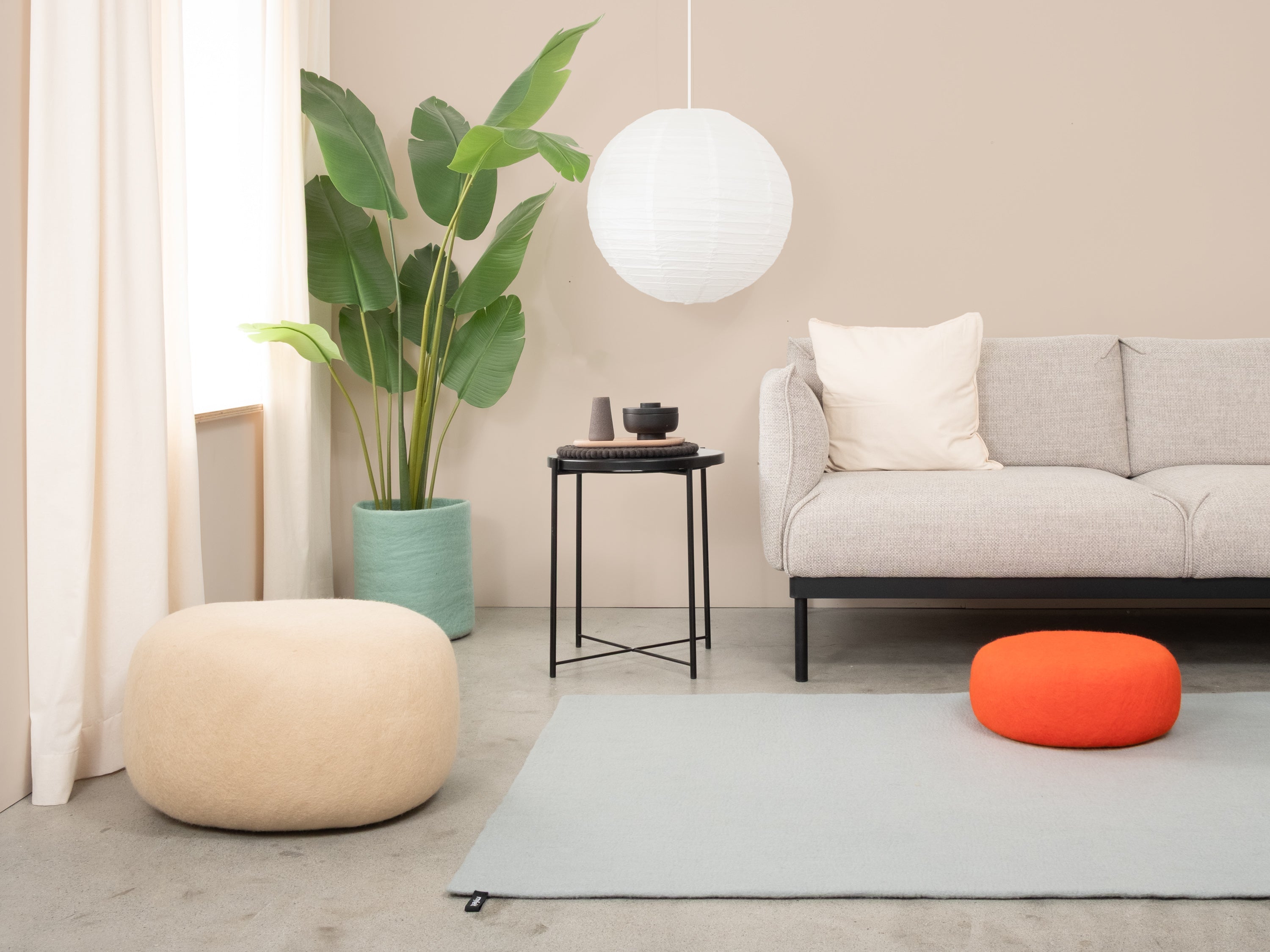 myfelt Liv Filzkugelteppich Blau, Beige, Weiß aus Schurwolle – Bild 4