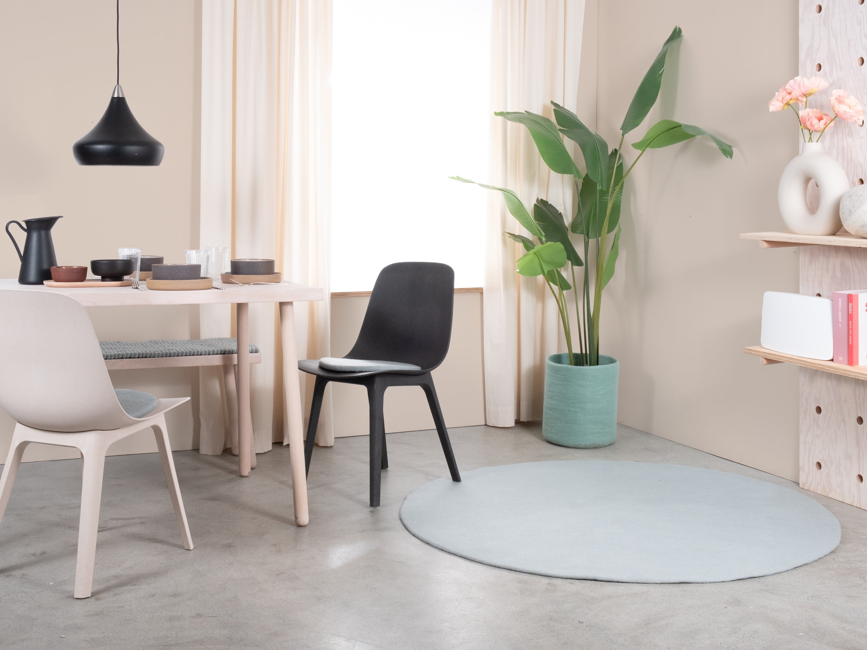 myfelt Liv Filzkugelteppich Blau, Beige, Weiß aus Schurwolle – Bild 3