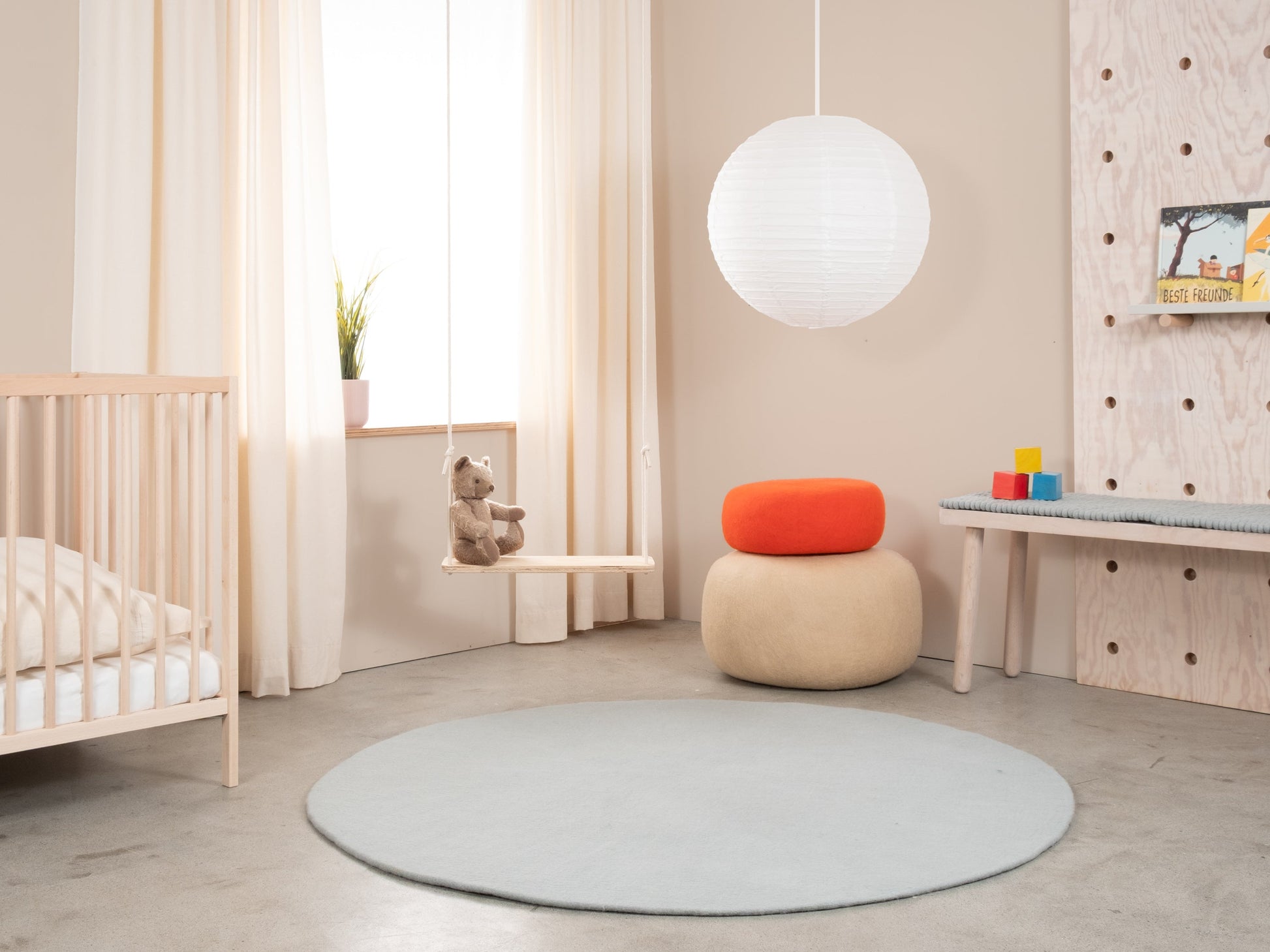 myfelt Liv Filzkugelteppich Blau, Beige, Weiß aus Schurwolle – Bild 4