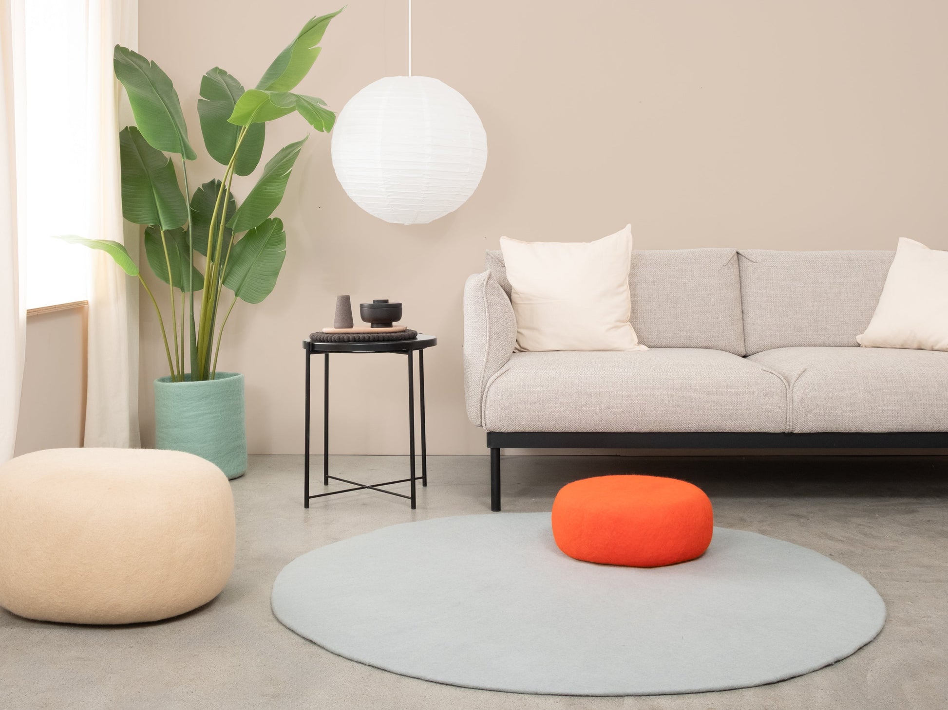 myfelt Liv Filzkugelteppich Blau, Beige, Weiß aus Schurwolle – Bild 2