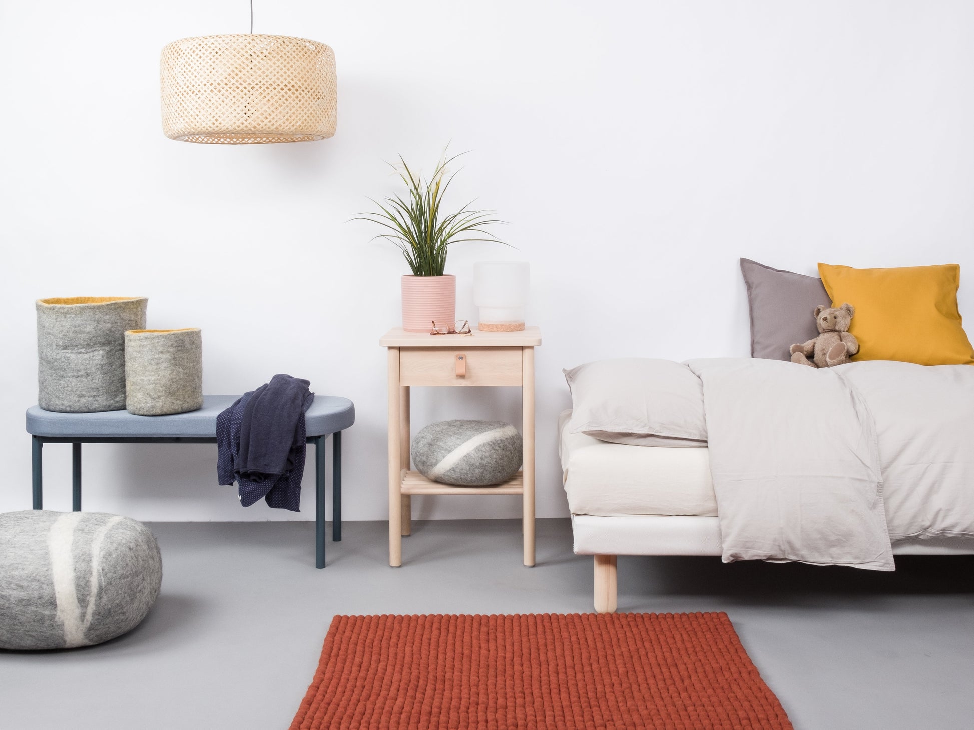 myfelt Lora Filzkugelteppich Rot aus Schurwolle – Bild 4