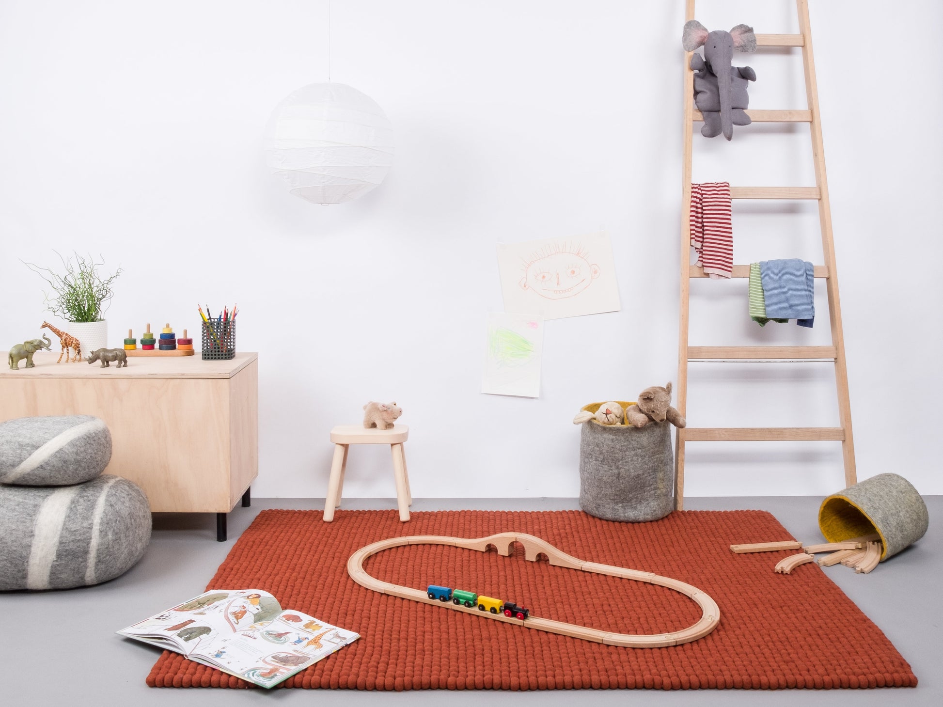 myfelt Lora Filzkugelteppich Rot aus Schurwolle – Bild 3