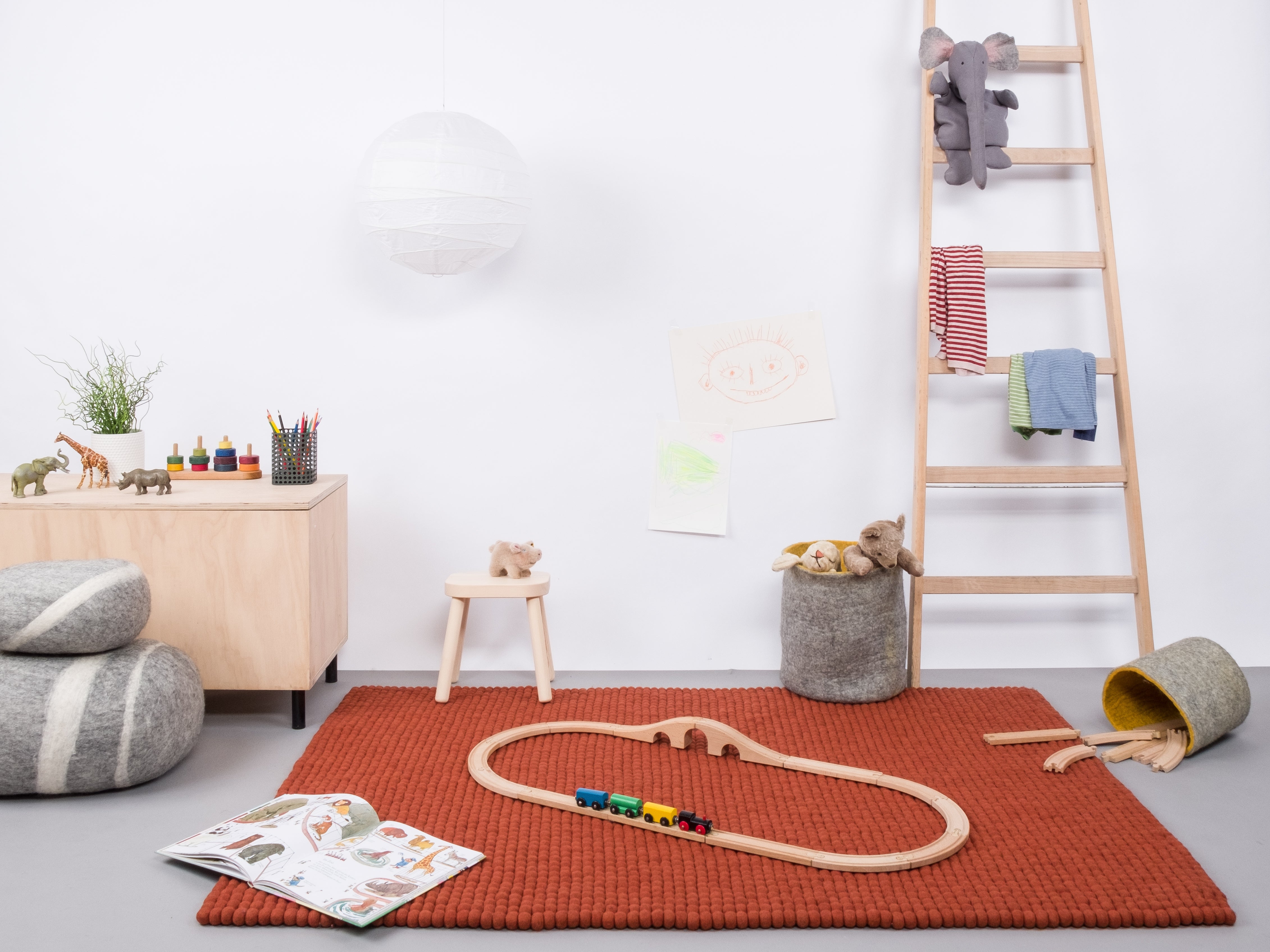 myfelt Lora Filzkugelteppich Rot aus Schurwolle – Bild 3