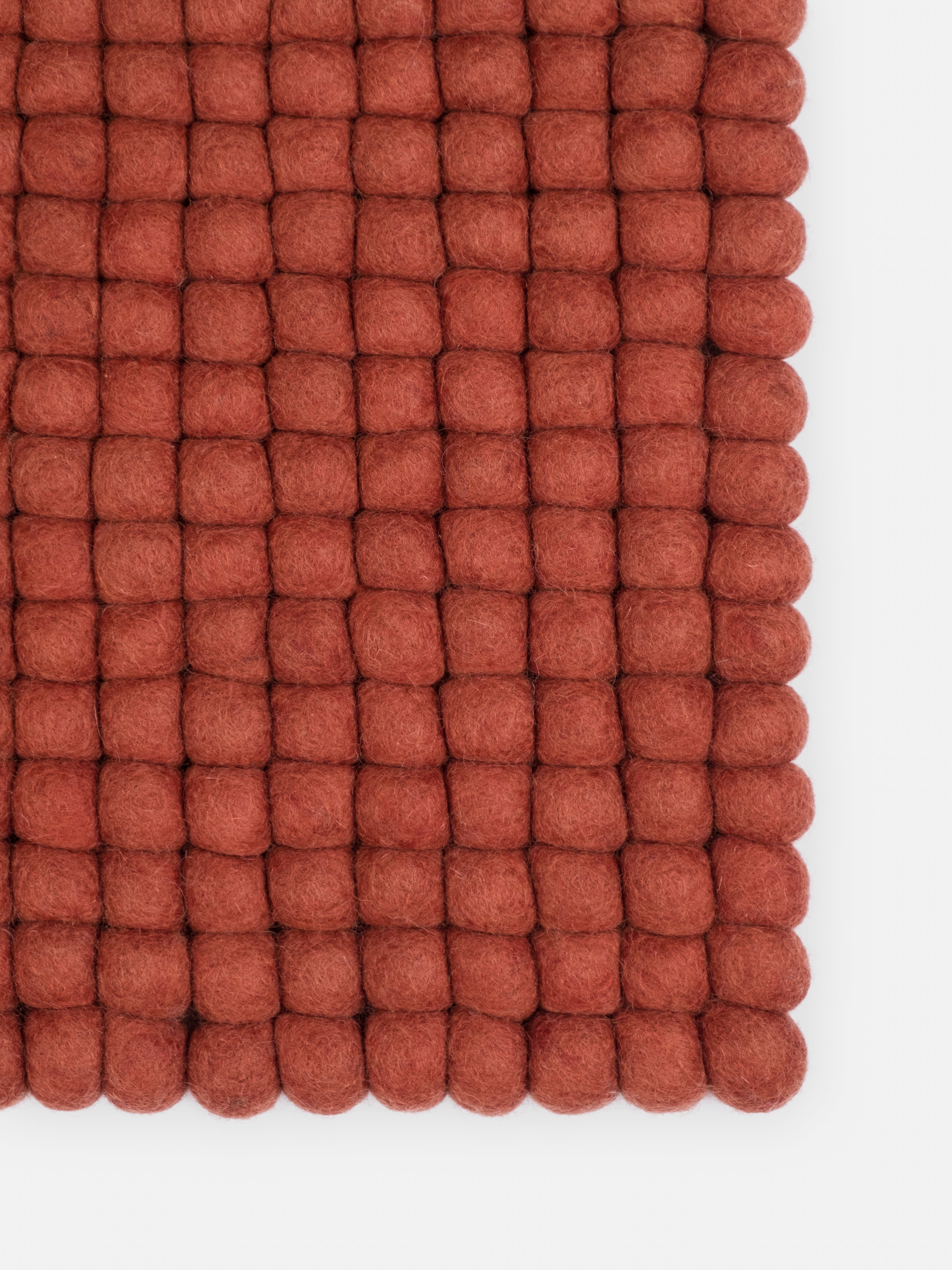 myfelt Lora Filzkugelteppich Rot aus Schurwolle – Bild 8
