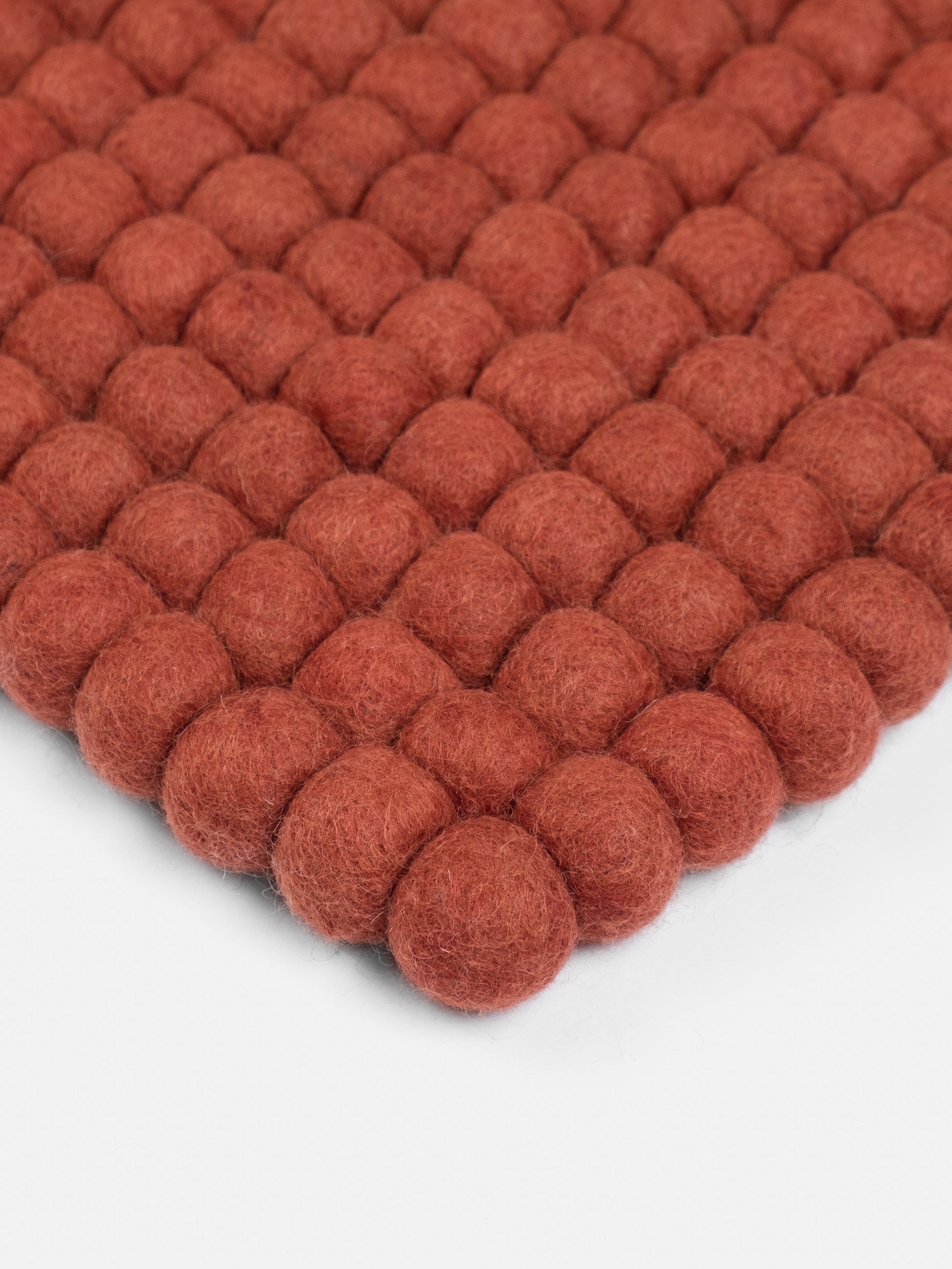 myfelt Lora Filzkugelteppich Rot aus Schurwolle – Bild 7