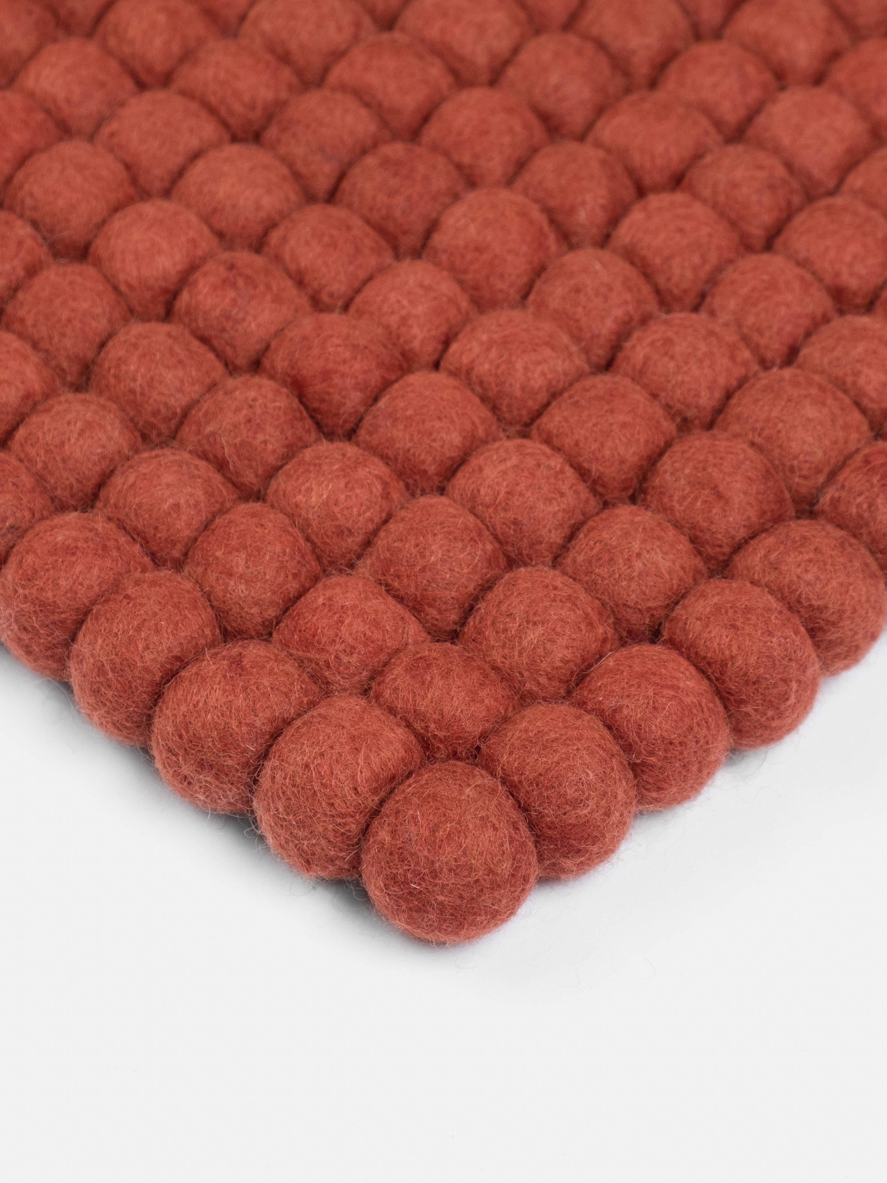 myfelt Lora Filzkugelteppich Rot aus Schurwolle – Bild 7