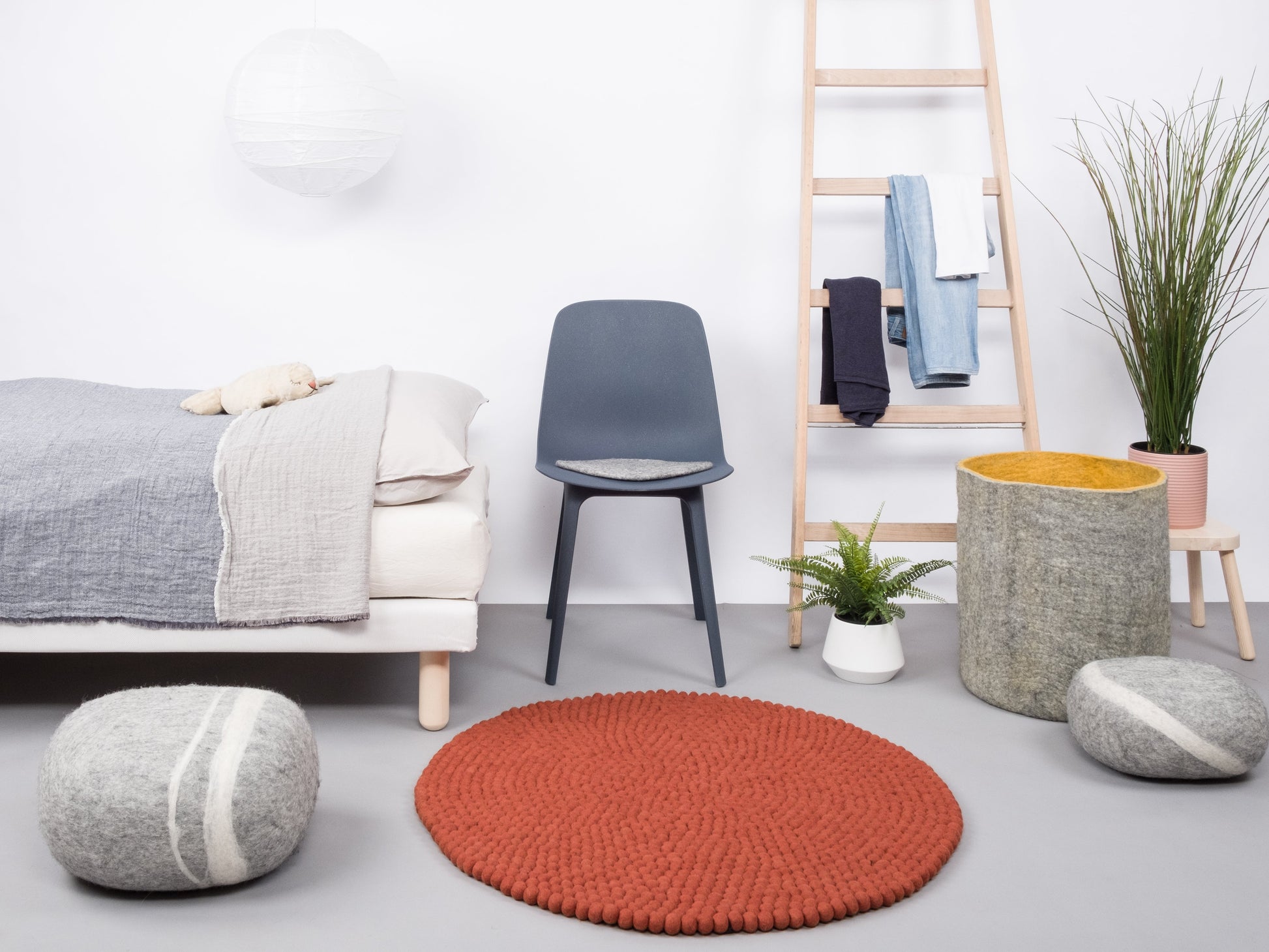 myfelt Lora Filzkugelteppich Rot aus Schurwolle – Bild 4