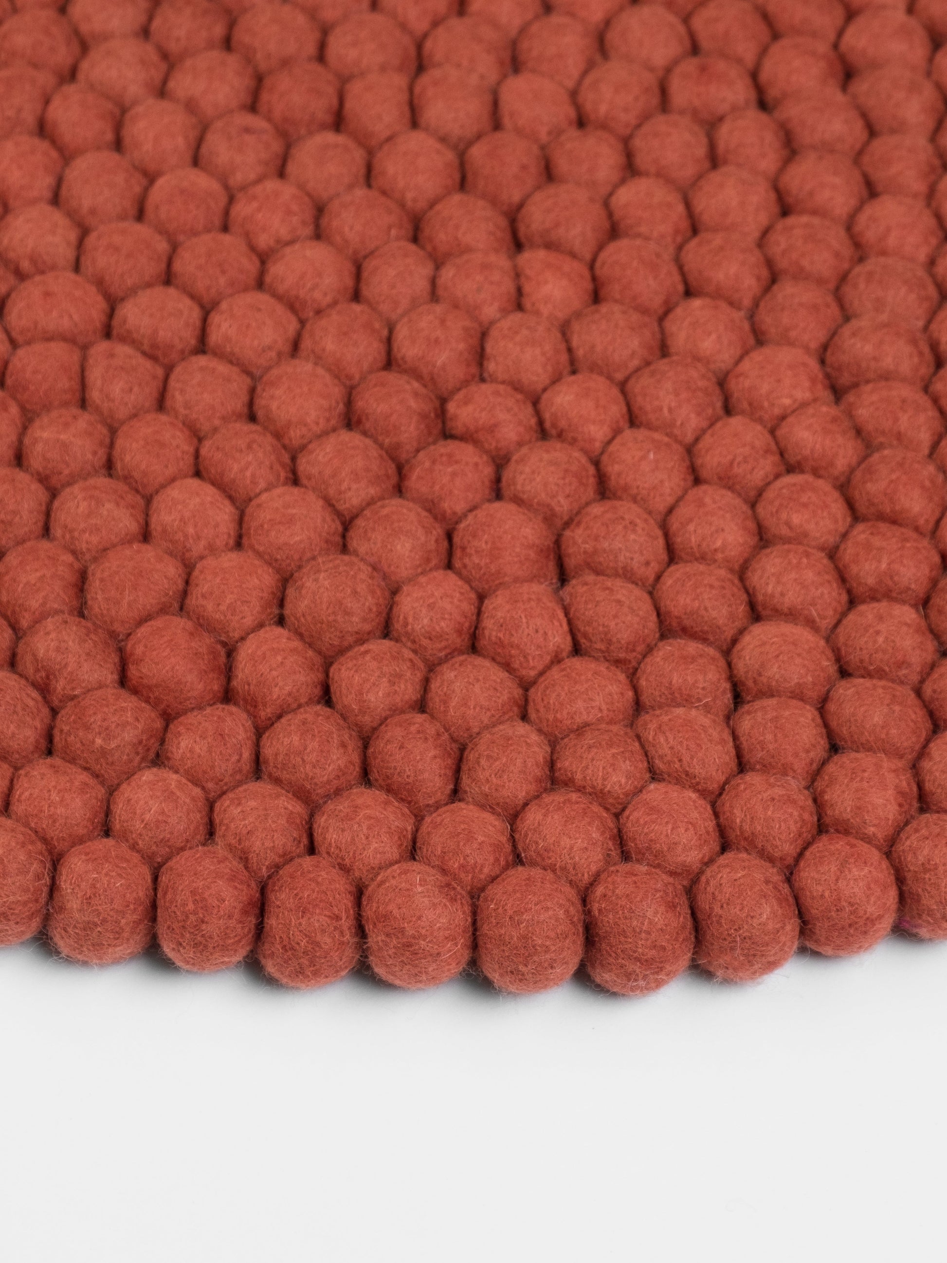 myfelt Lora Filzkugelteppich Rot aus Schurwolle – Bild 7