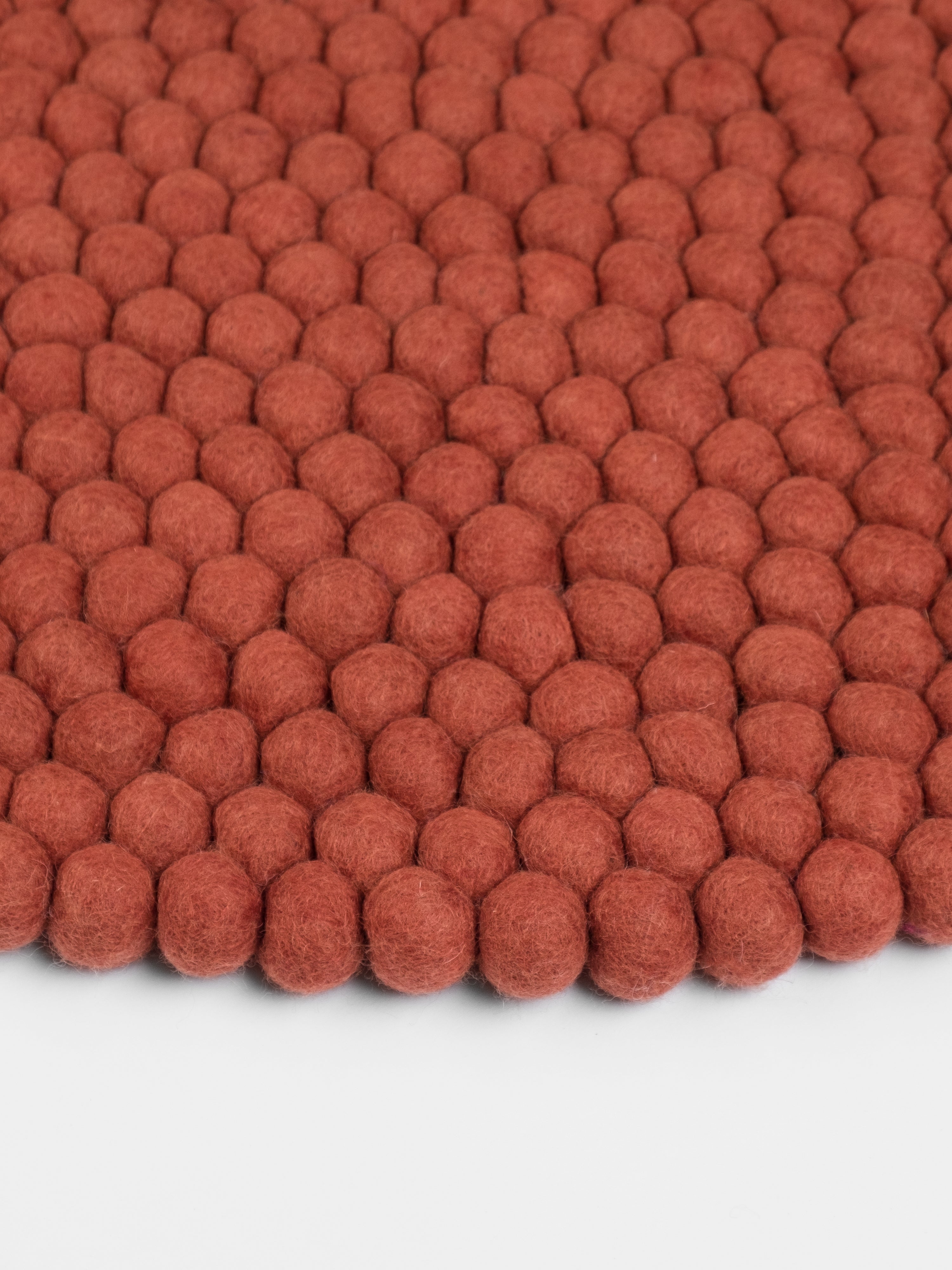 myfelt Lora Filzkugelteppich Rot aus Schurwolle – Bild 7