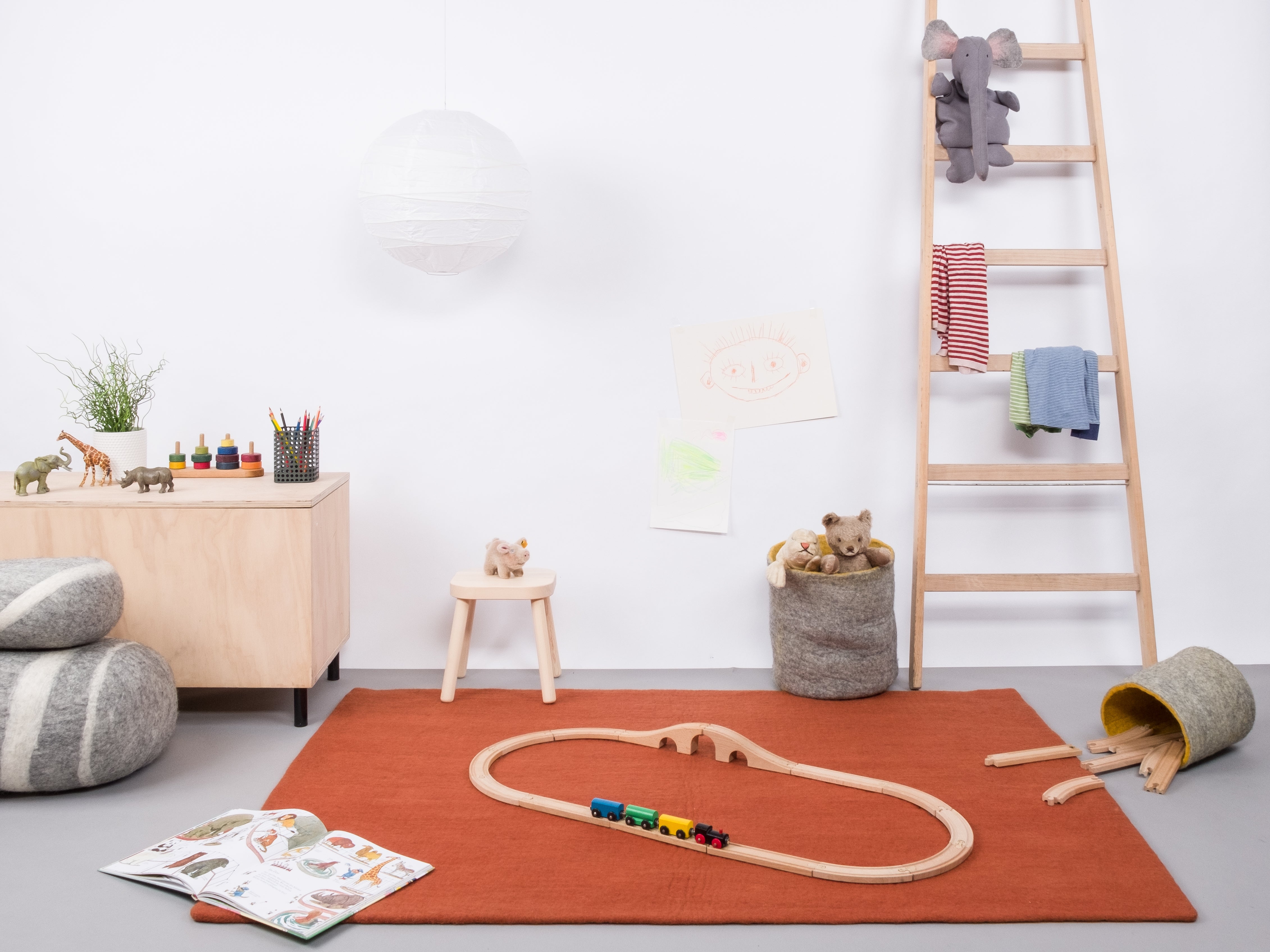 myfelt Lora Filzkugelteppich Rot aus Schurwolle – Bild 5
