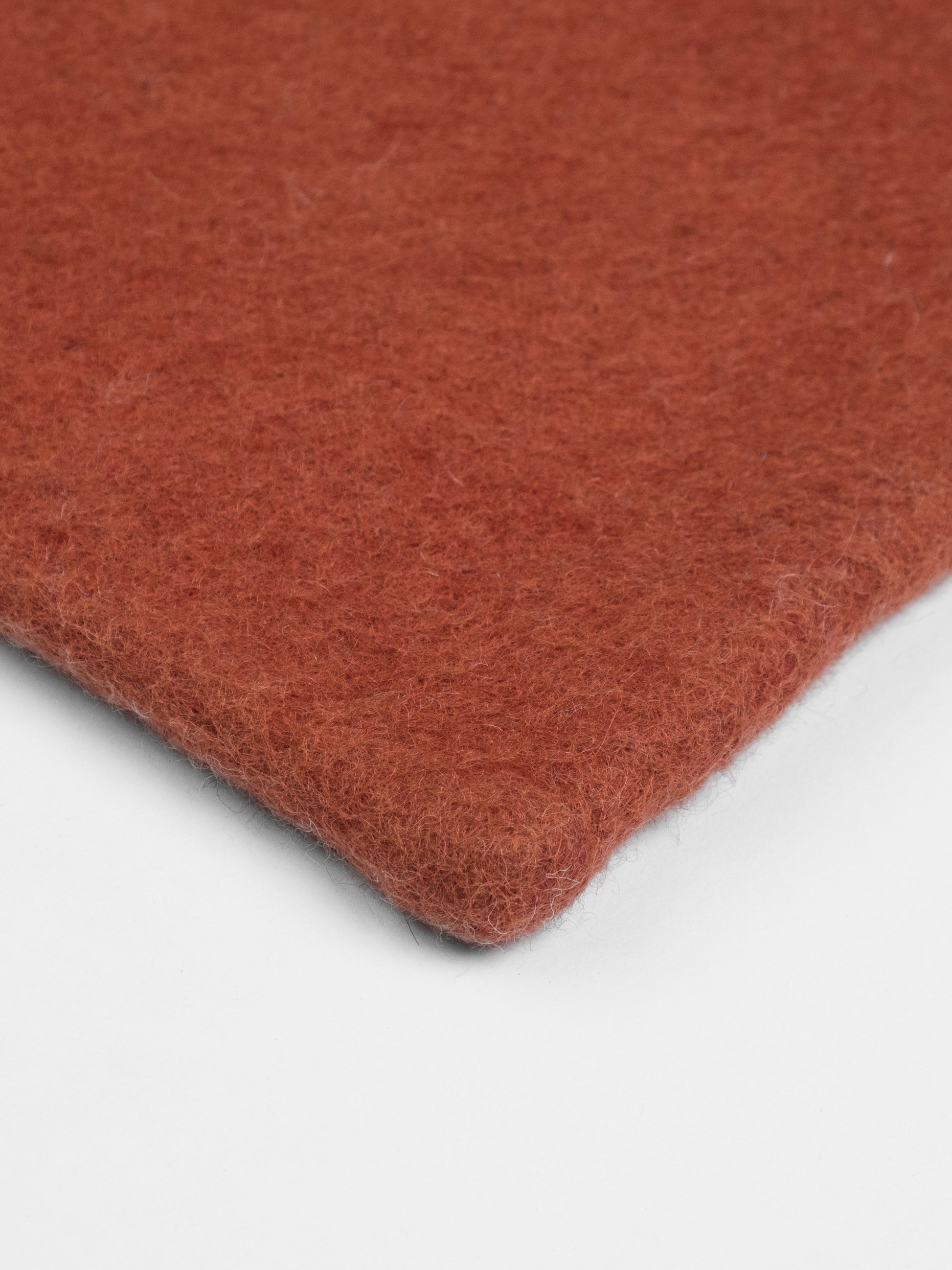 myfelt Lora Filzkugelteppich Rot aus Schurwolle – Bild 8