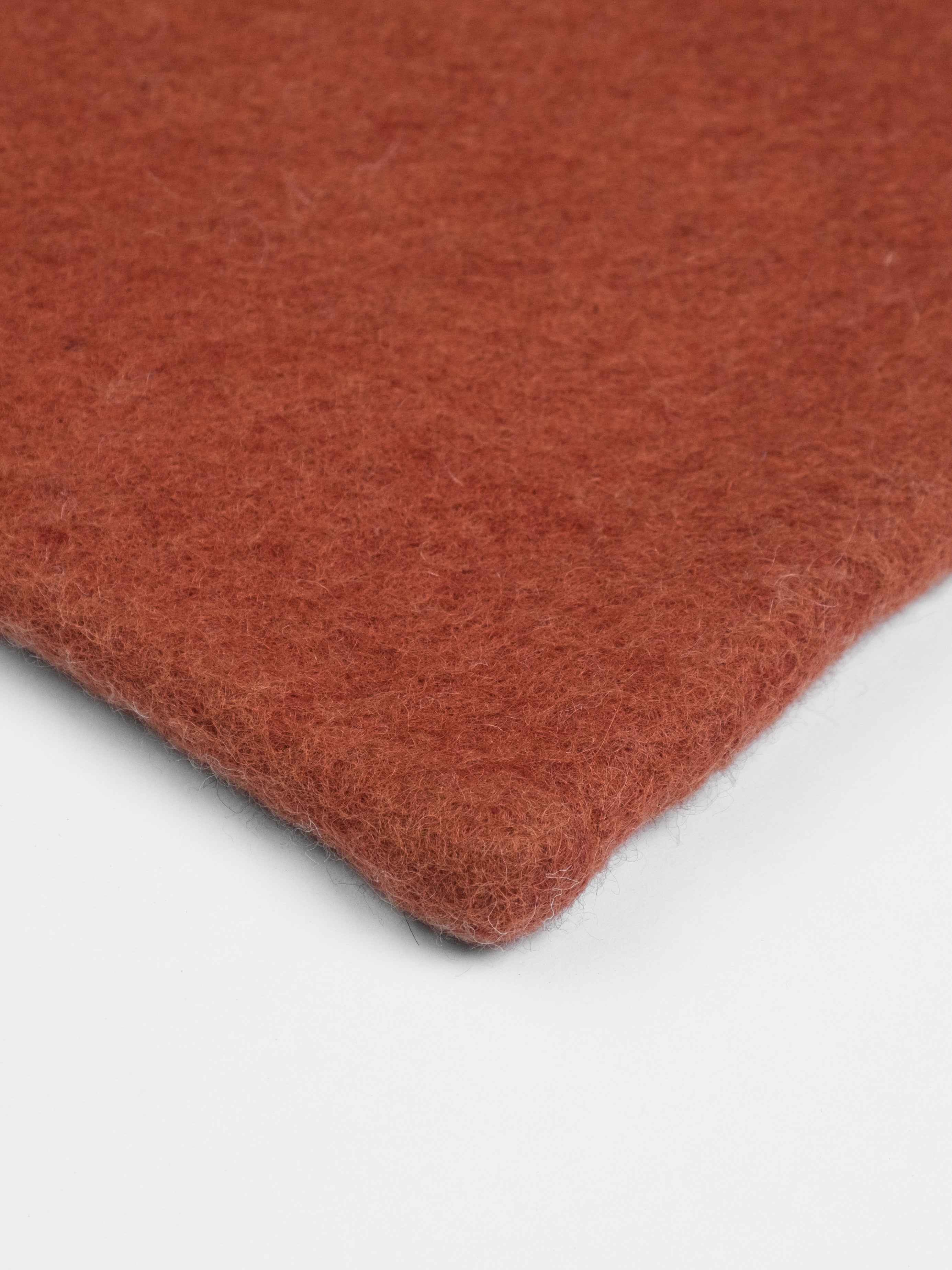 myfelt Lora Filzkugelteppich Rot aus Schurwolle – Bild 8