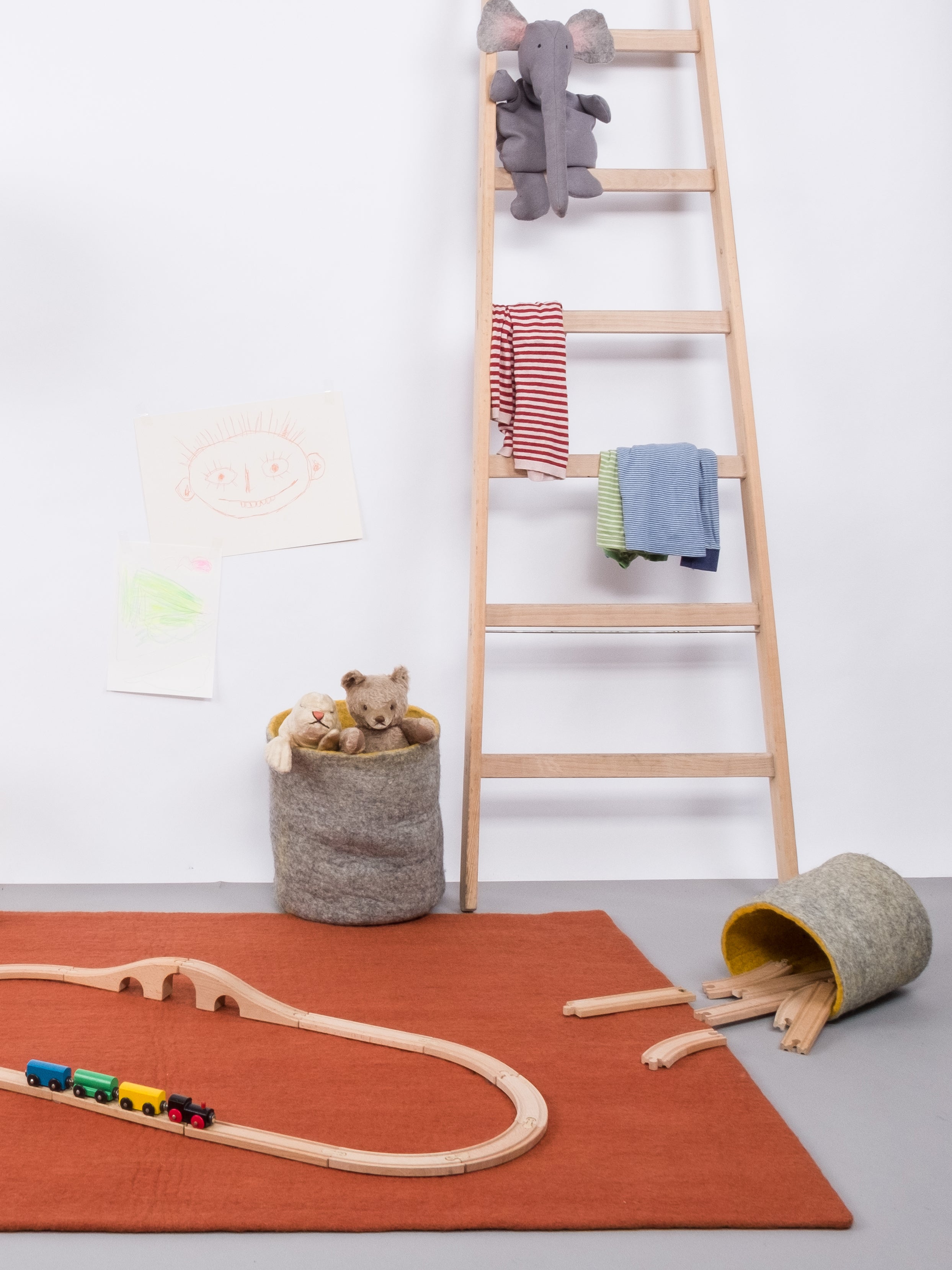 myfelt Lora Filzkugelteppich Rot aus Schurwolle – Bild 6