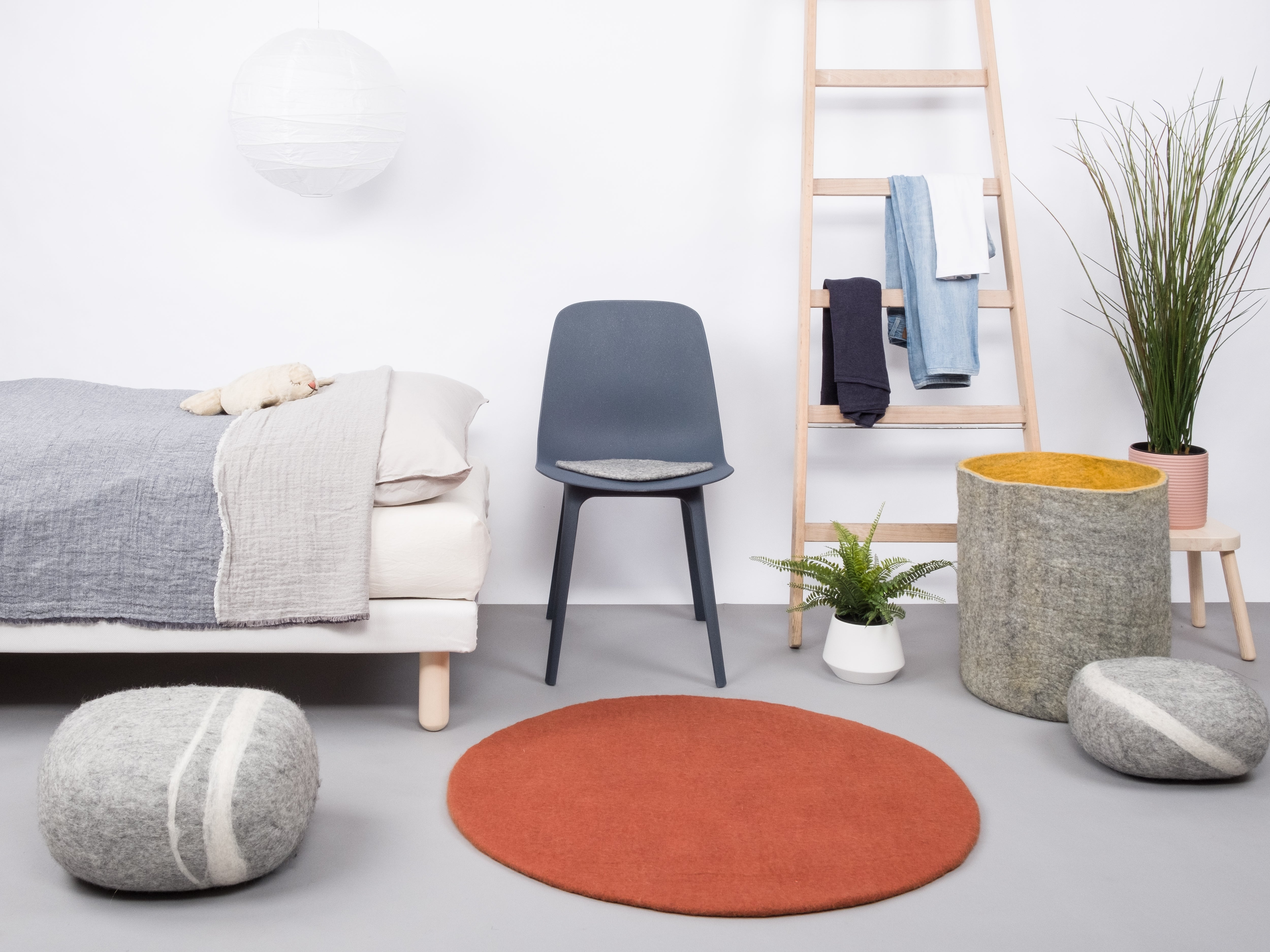 myfelt Lora Filzkugelteppich Rot aus Schurwolle – Bild 4
