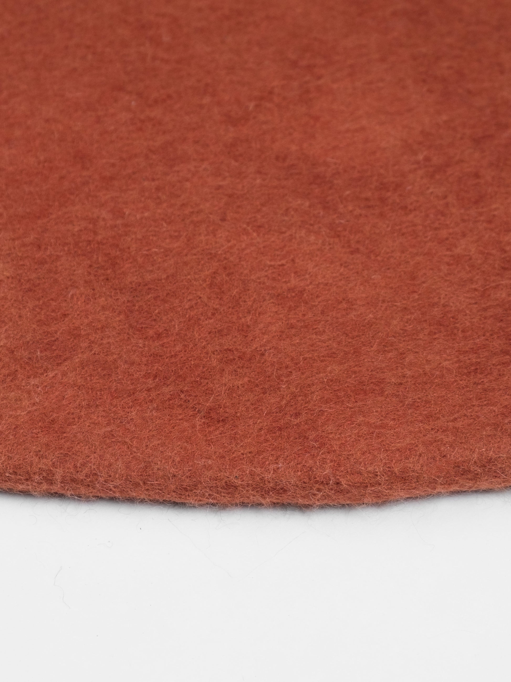 myfelt Lora Filzkugelteppich Rot aus Schurwolle – Bild 8