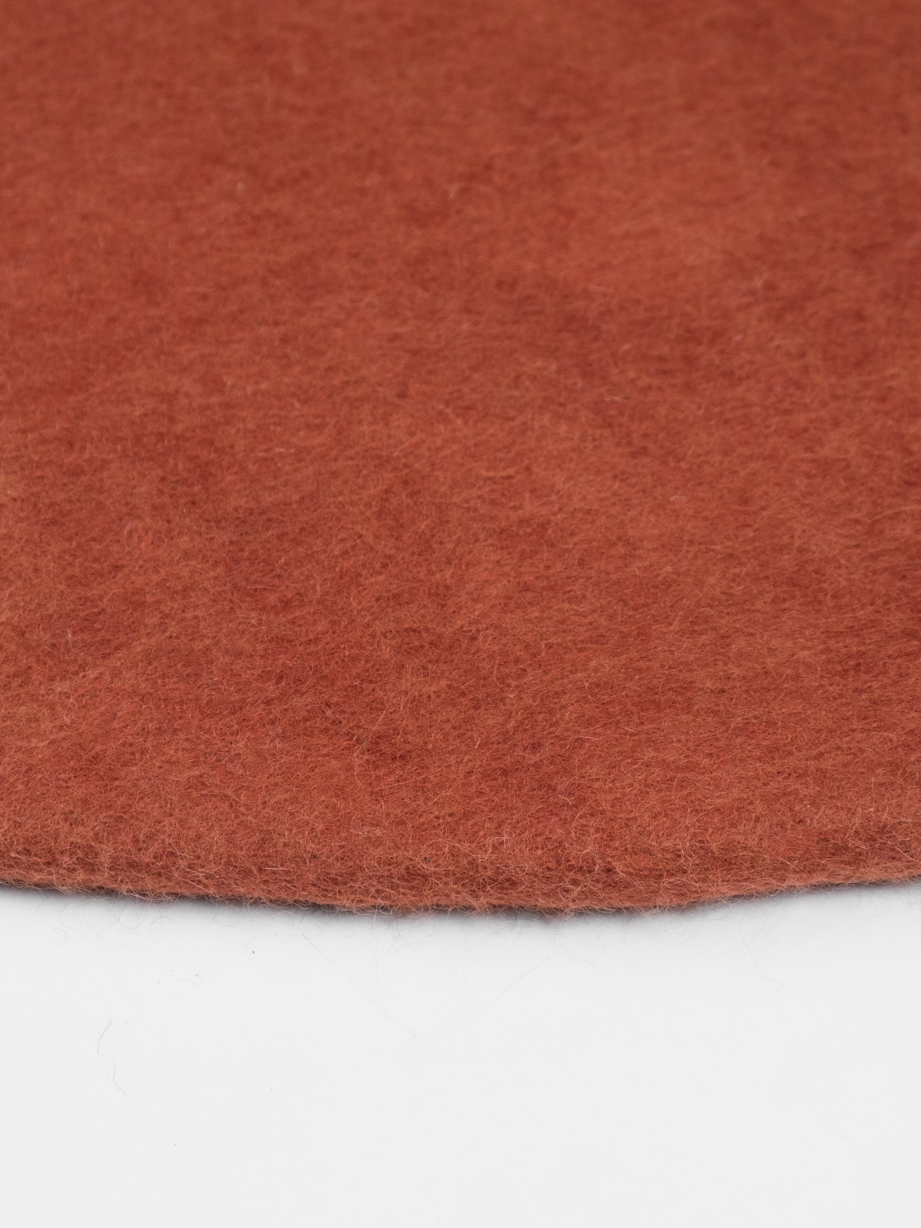 myfelt Lora Filzkugelteppich Rot aus Schurwolle – Bild 8