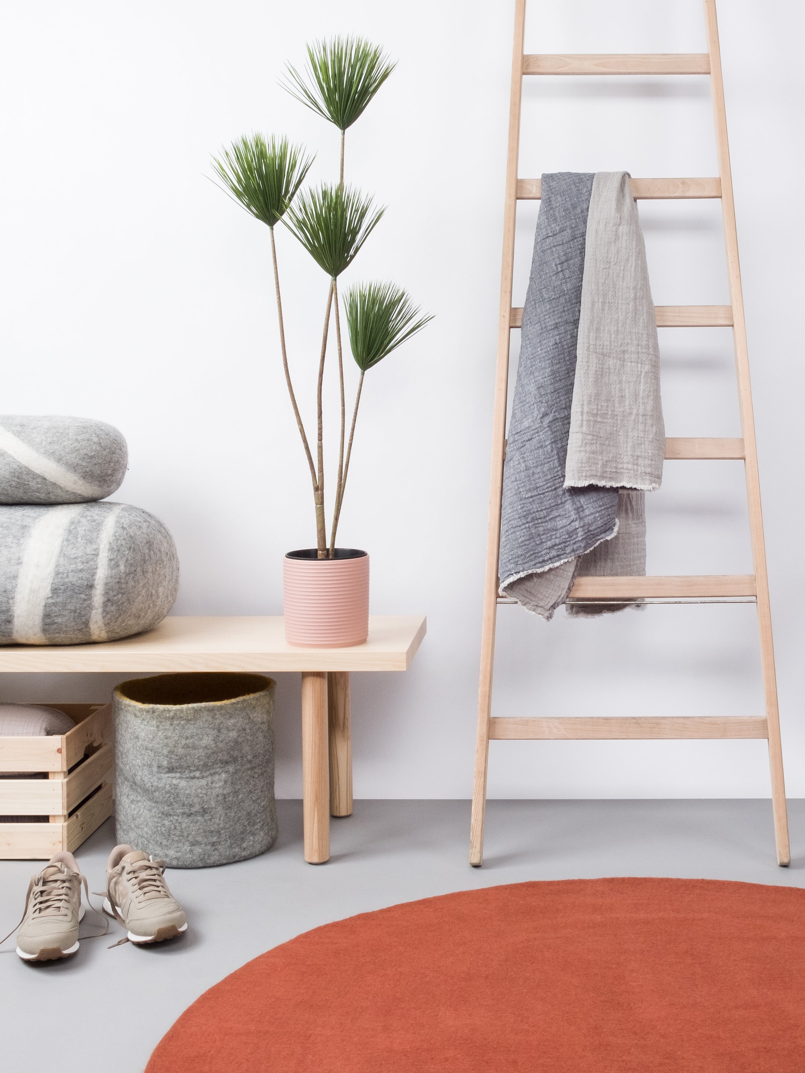 myfelt Lora Filzkugelteppich Rot aus Schurwolle – Bild 6