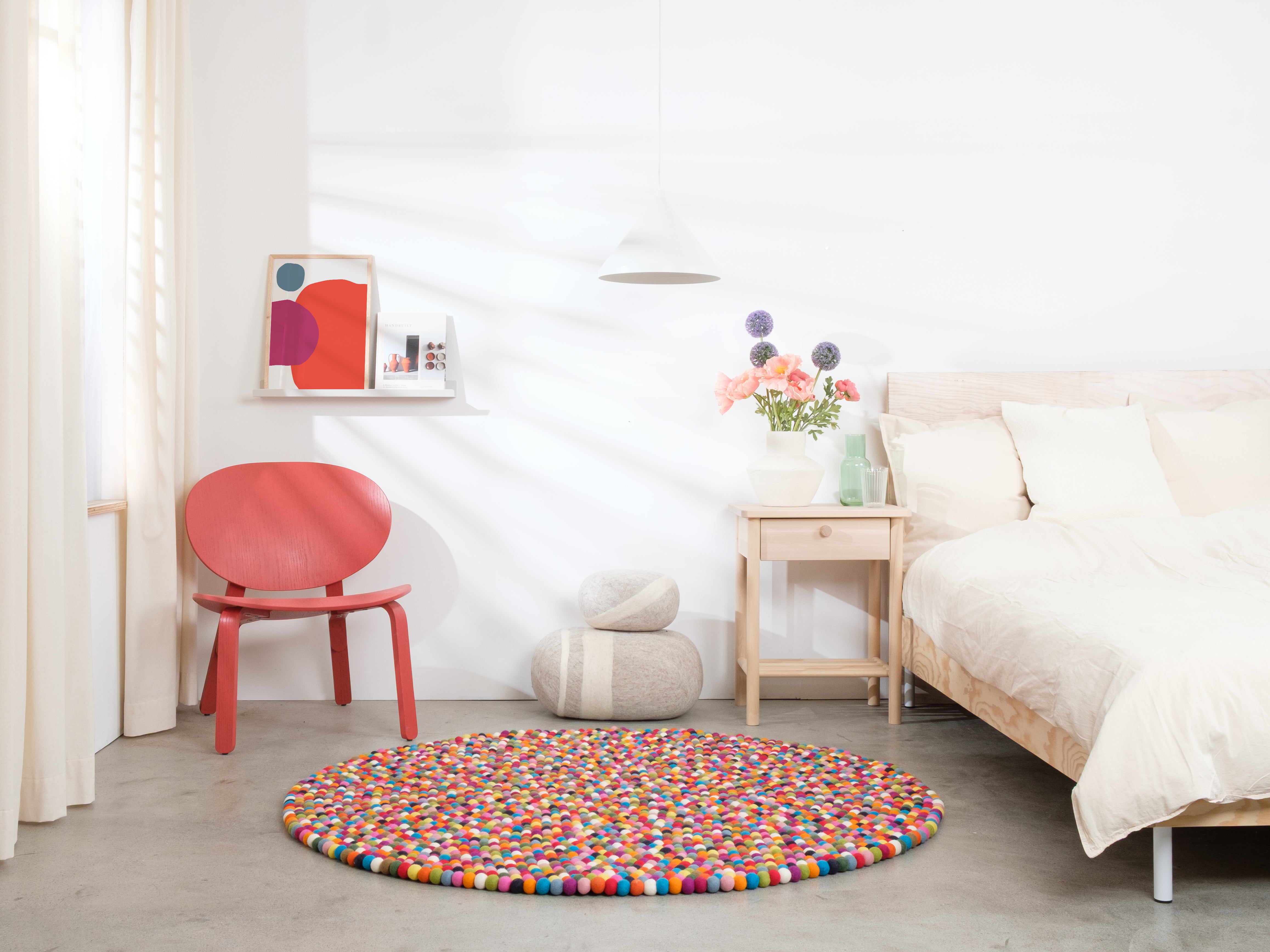 myfelt Lotte Filzkugelteppich Blau, Orange aus Schurwolle – Bild 2