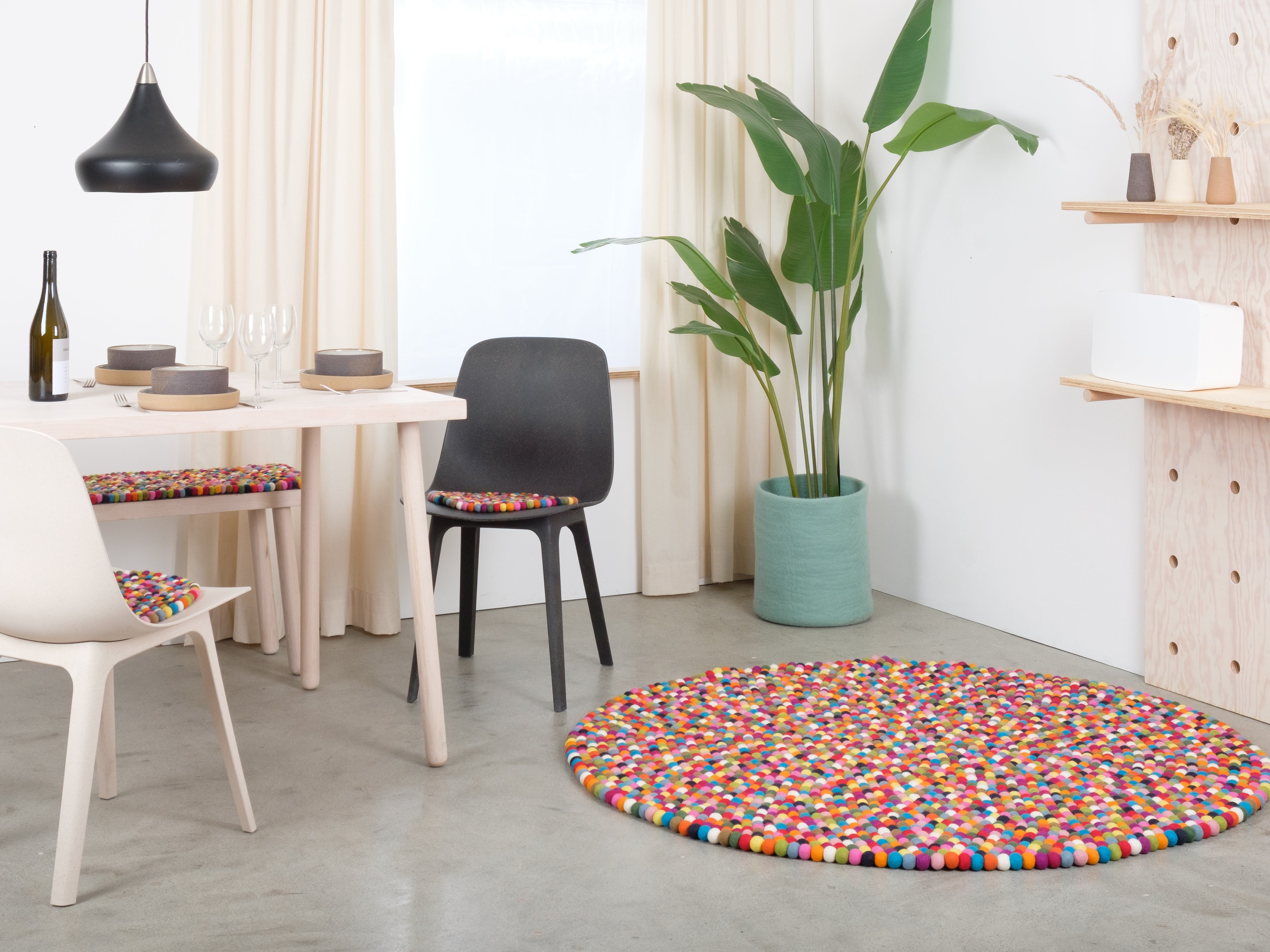 myfelt Lotte Filzkugelteppich Blau, Orange aus Schurwolle – Bild 3
