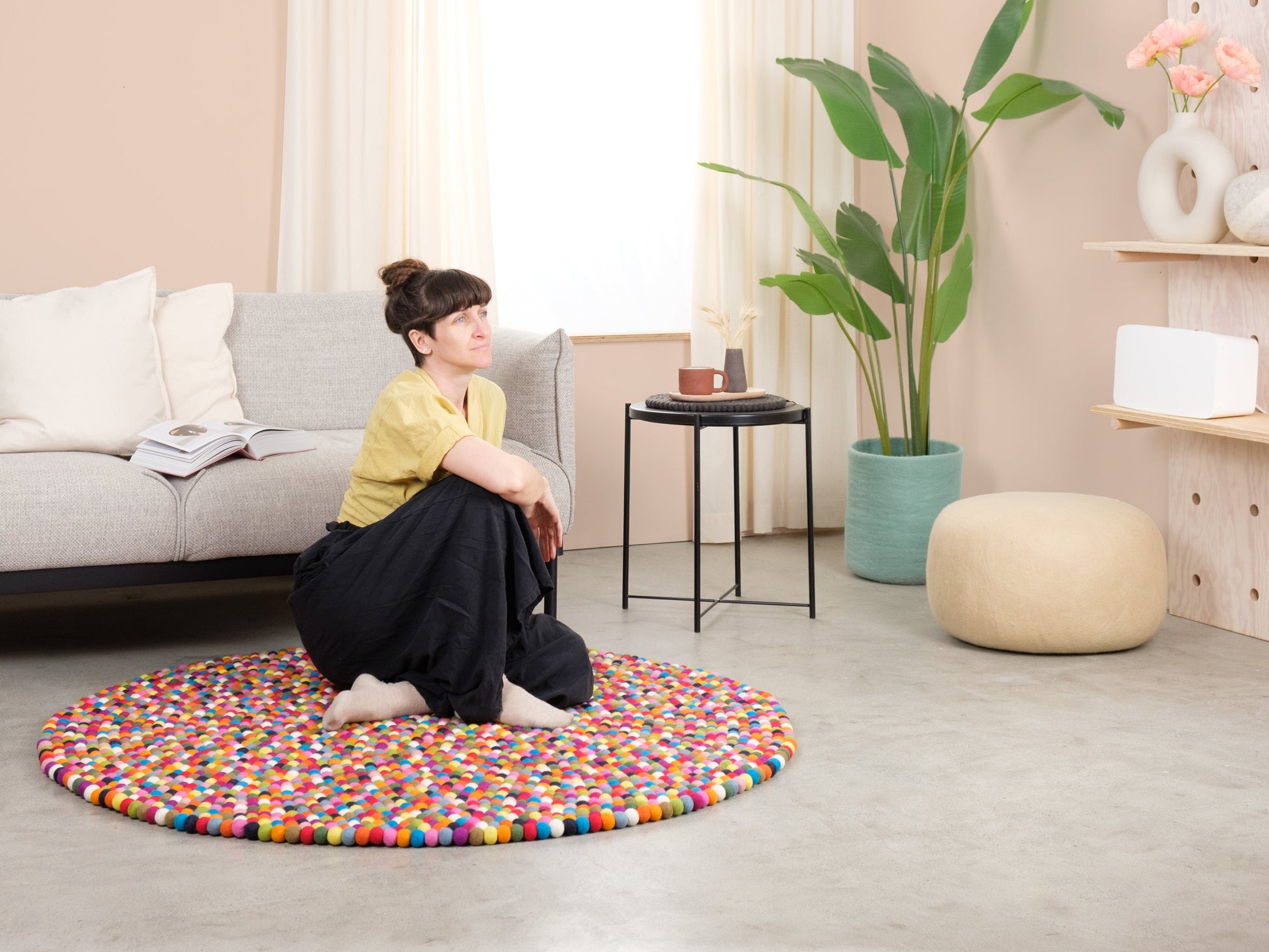 myfelt Lotte Filzkugelteppich Blau, Orange aus Schurwolle – Bild 4
